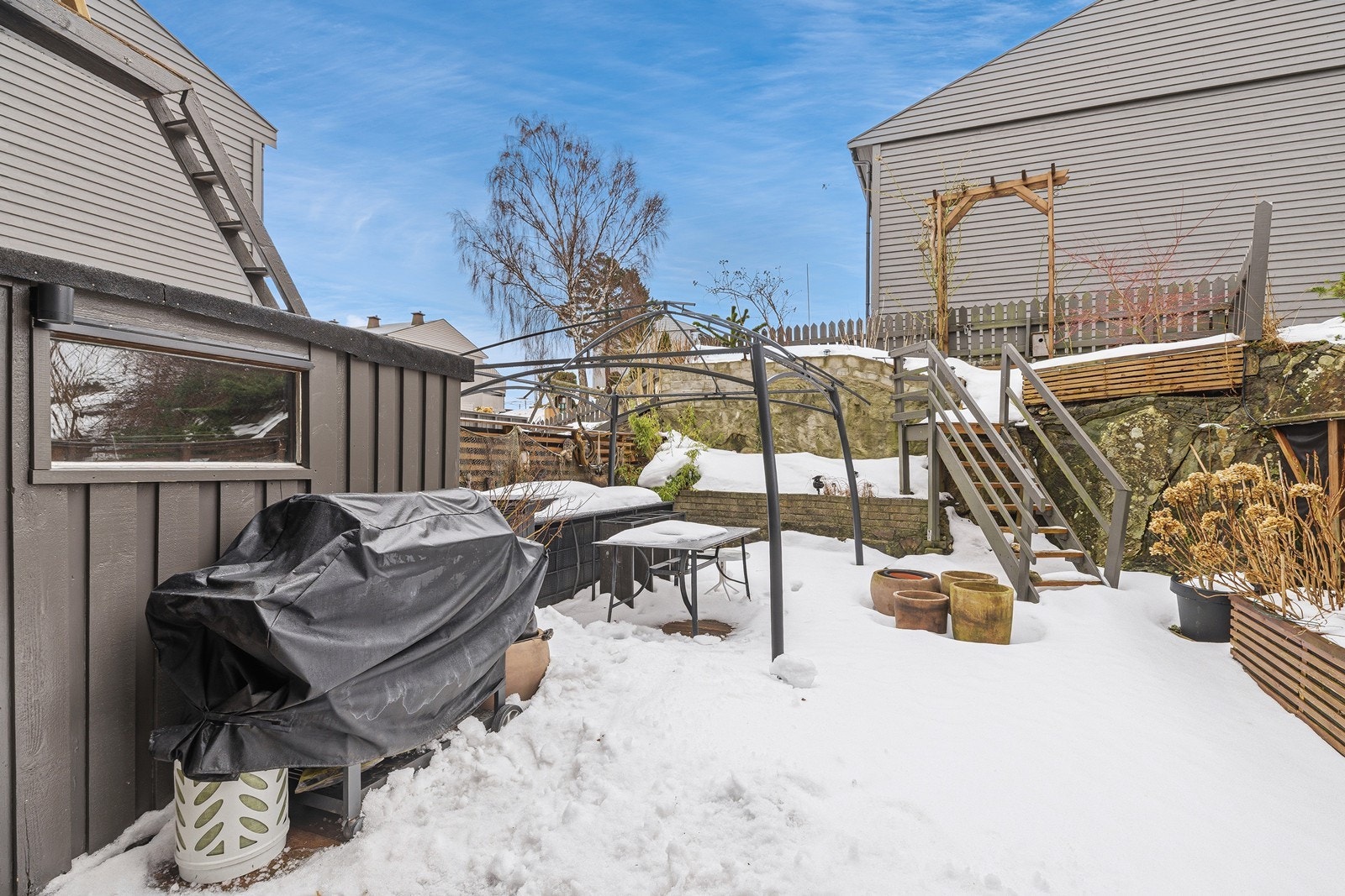 Stor og fin terrasse og vedbod Galleribilde