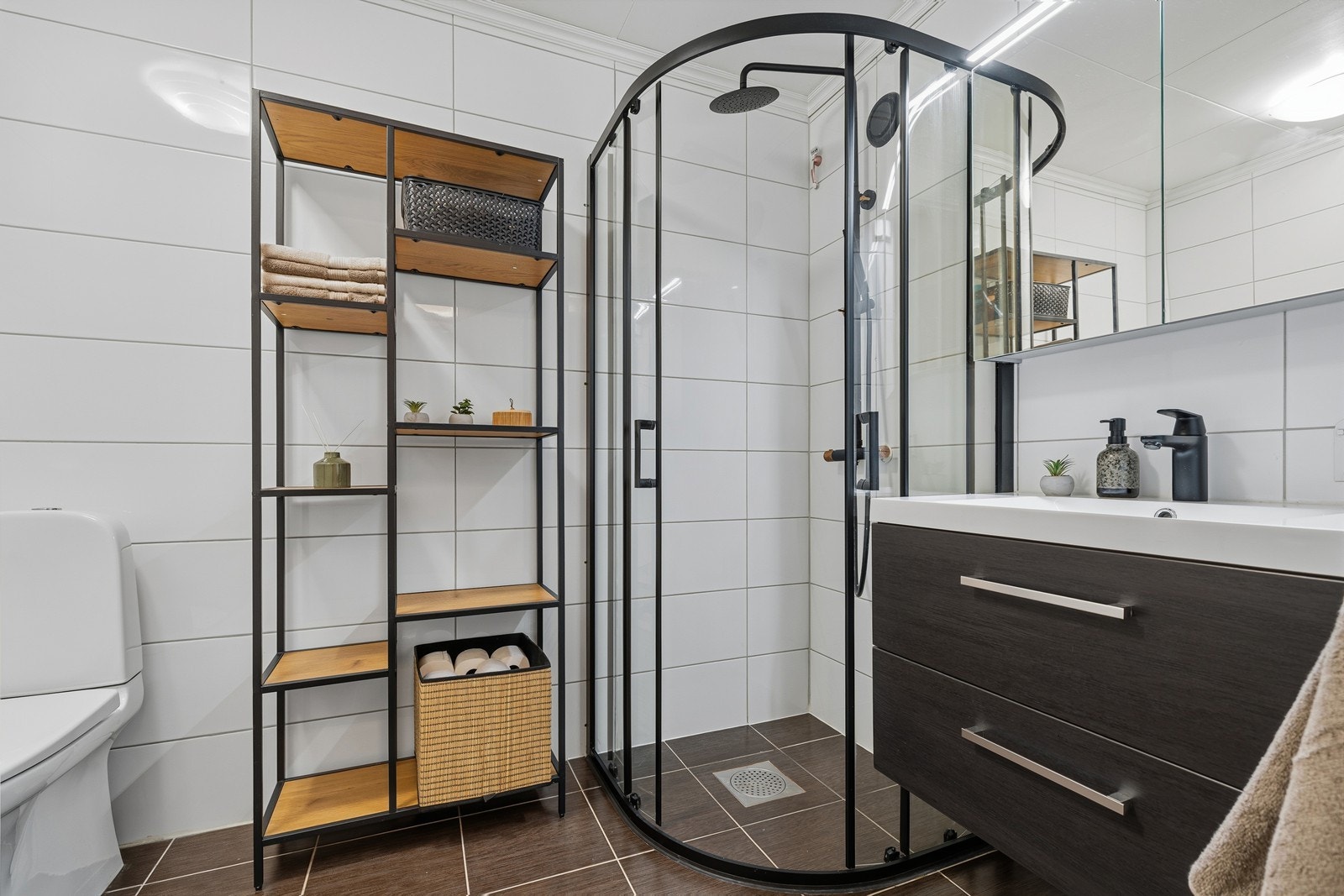 Flislagt bad i 1.etasje med varmekabler på gulv Galleribilde