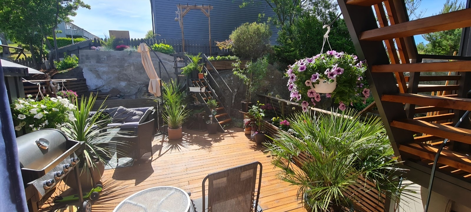 Rekkehuset har et nydelig uteområde som blomstrer godt på sommerstid (bilde fra selger) Galleribilde