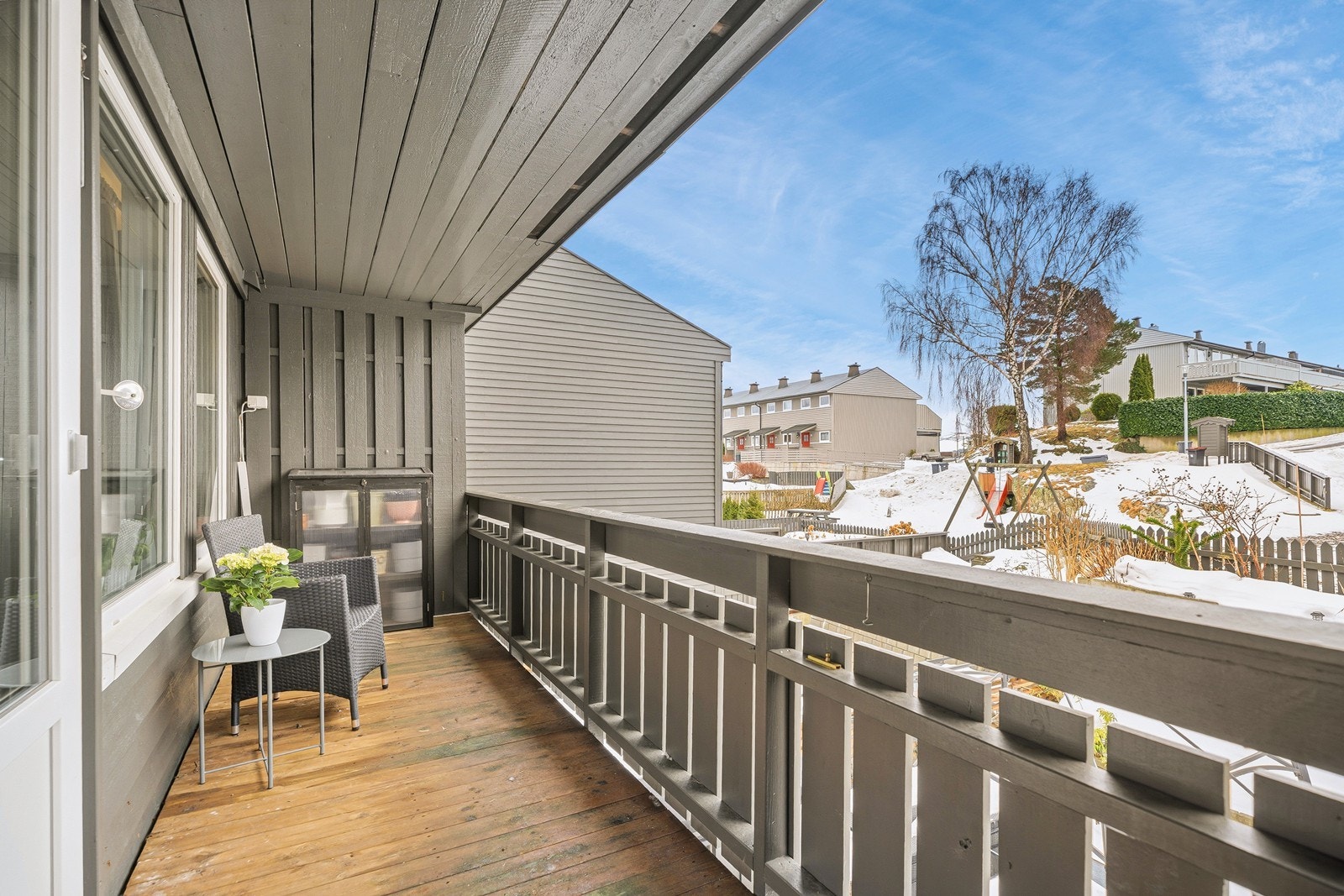 Veranda ut fra stuen i 2.etasje - egen trapp fra veranda til terrassen under Galleribilde