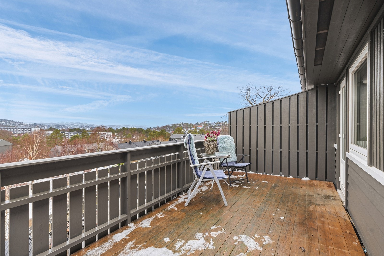 Ut fra kjøkkenet har du en luftig og fin veranda med denne utsikten! Galleribilde