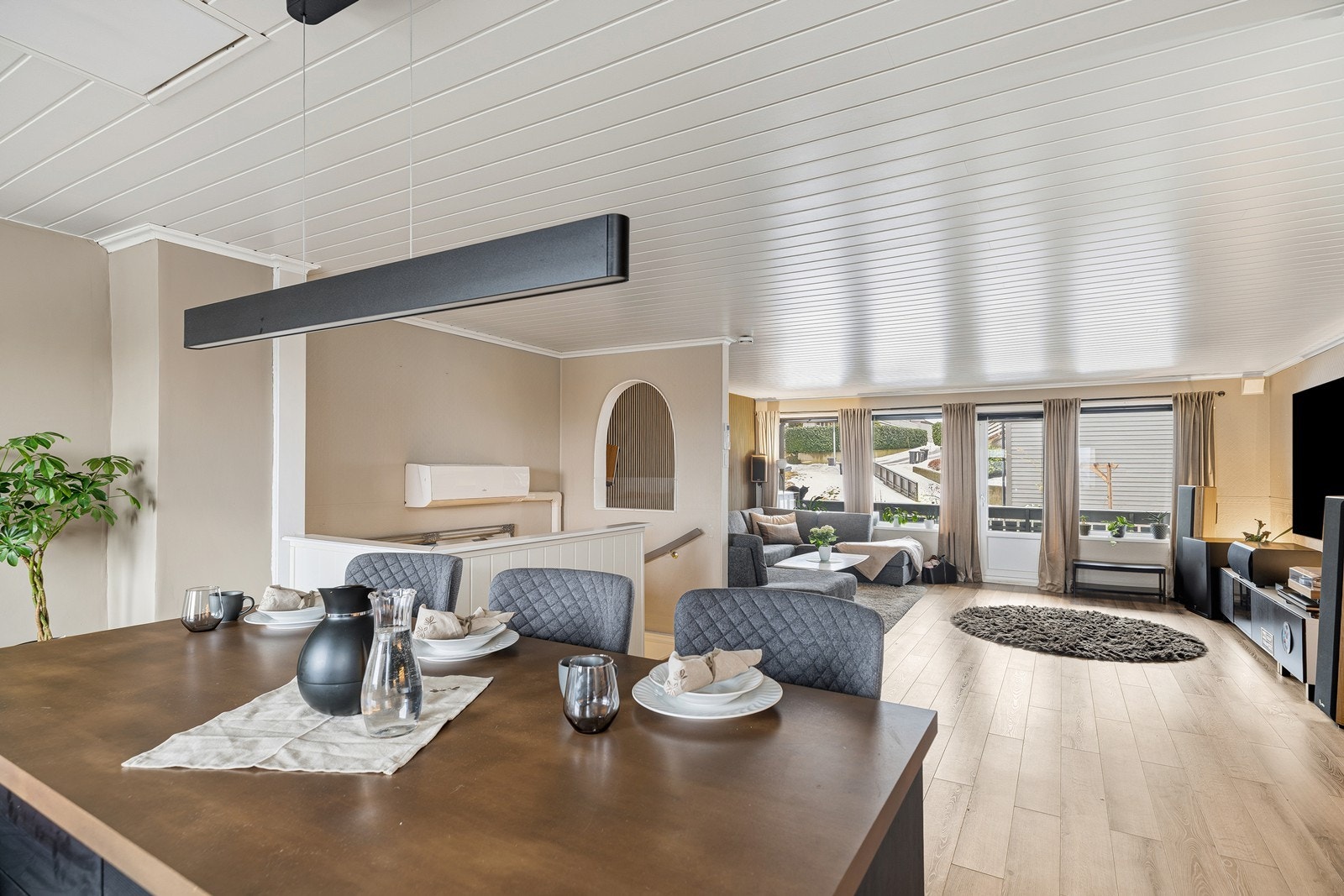 Ved kjøkkenet er det en stor kjøkkenøy som blir et naturlig samlingspunkt i hverdagen Galleribilde