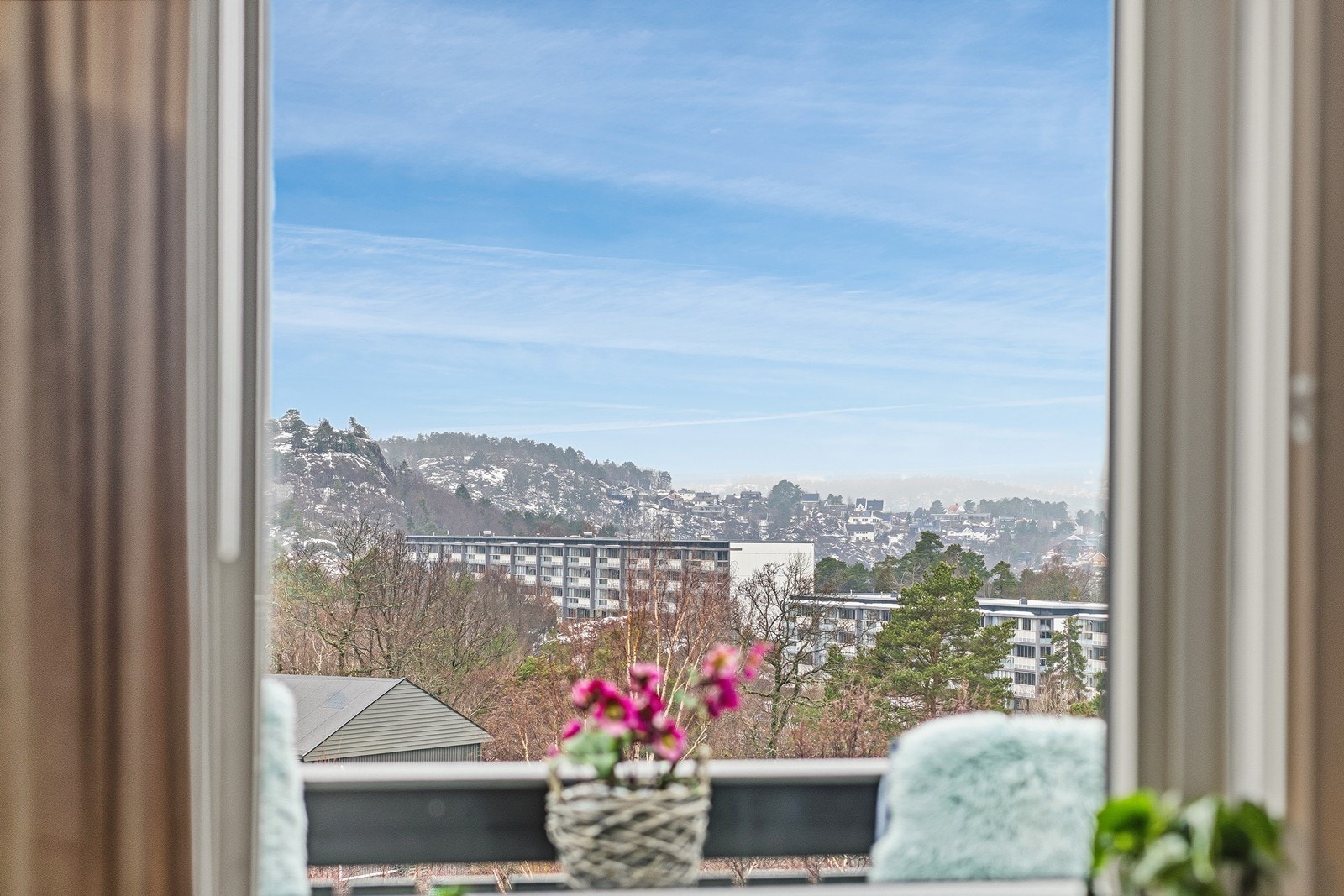 Fra kjøkkenvindu har du nydelig utsikt Galleribilde