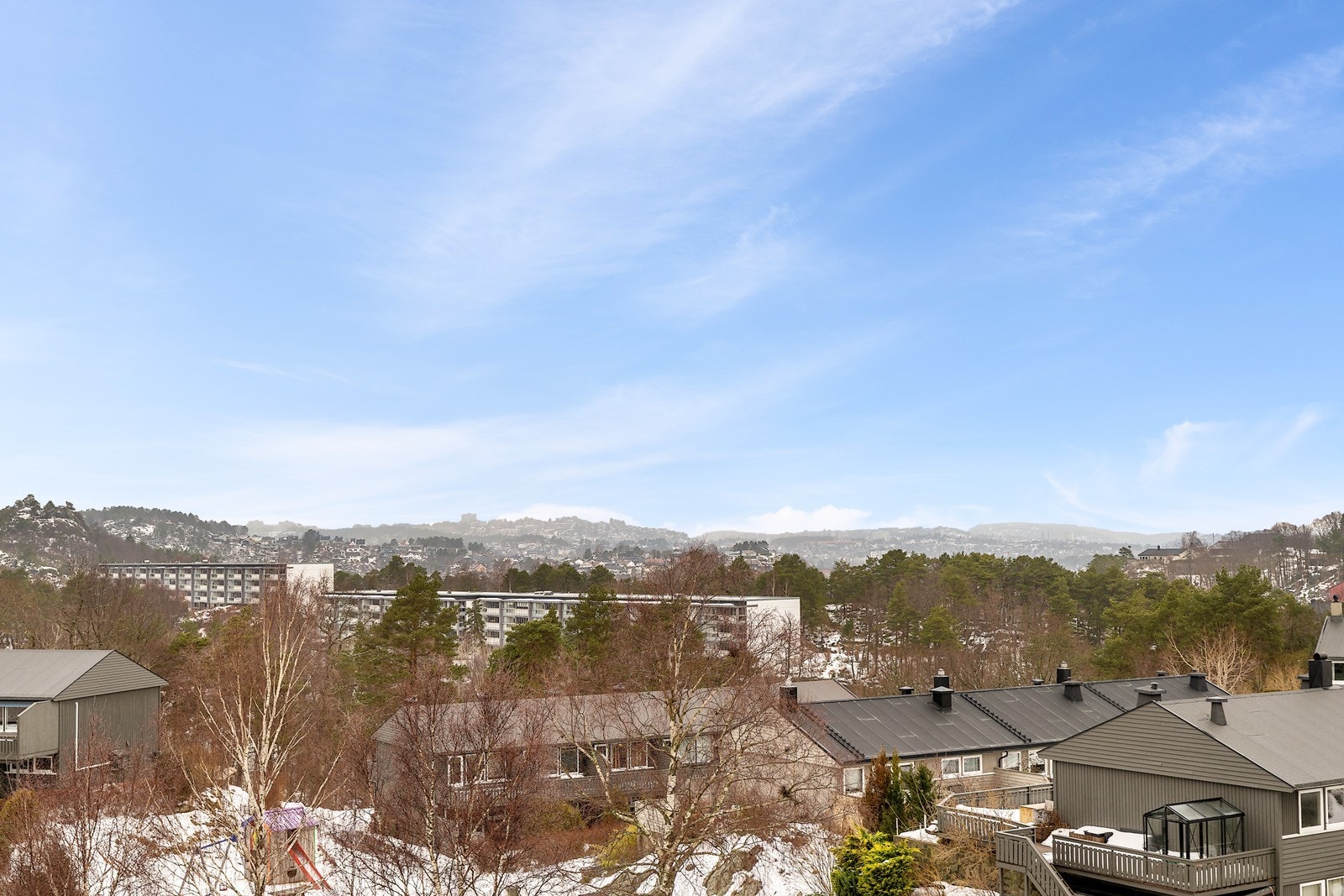 Perfekt for familier, etablerere og enslige, tilbyr området en rolig atmosfære med nærhet til skog og mark Galleribilde