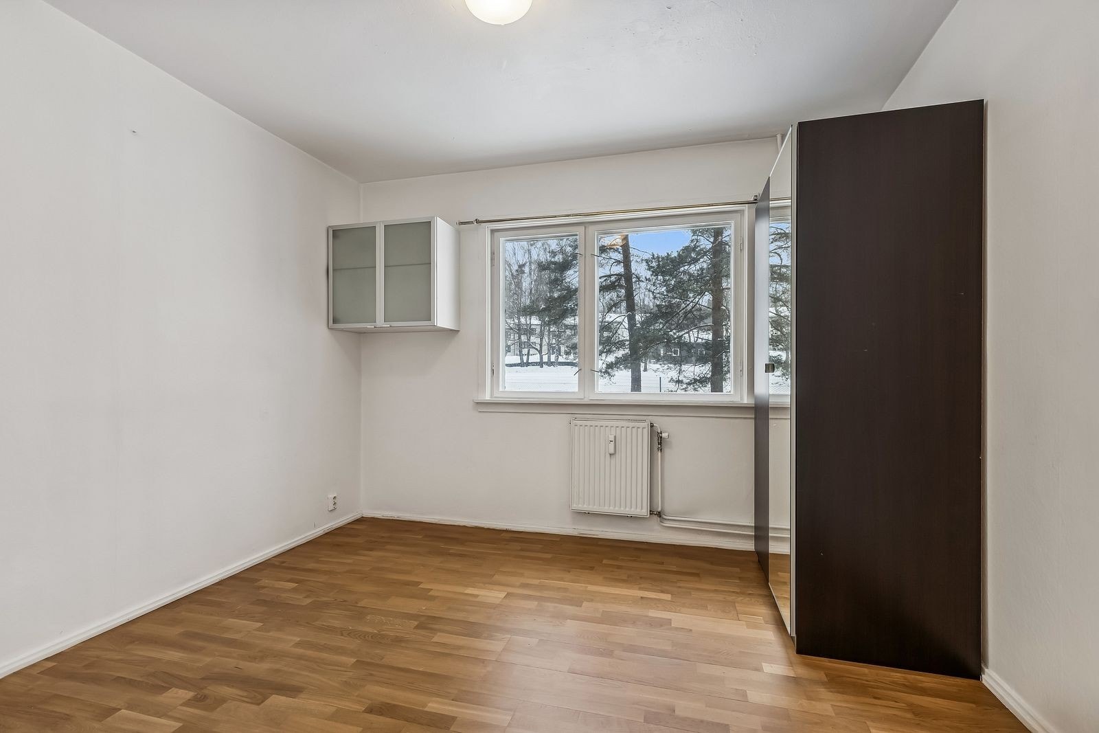 Lyst soverom med god plass til seng og garderobeløsning. Galleribilde