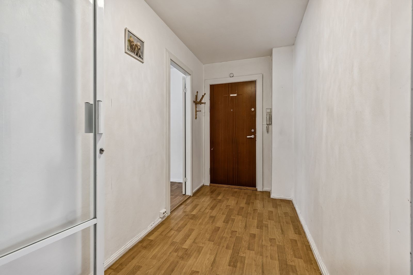 Inngangsgang med plass til yttertøy og enkel oppbevaring. Galleribilde