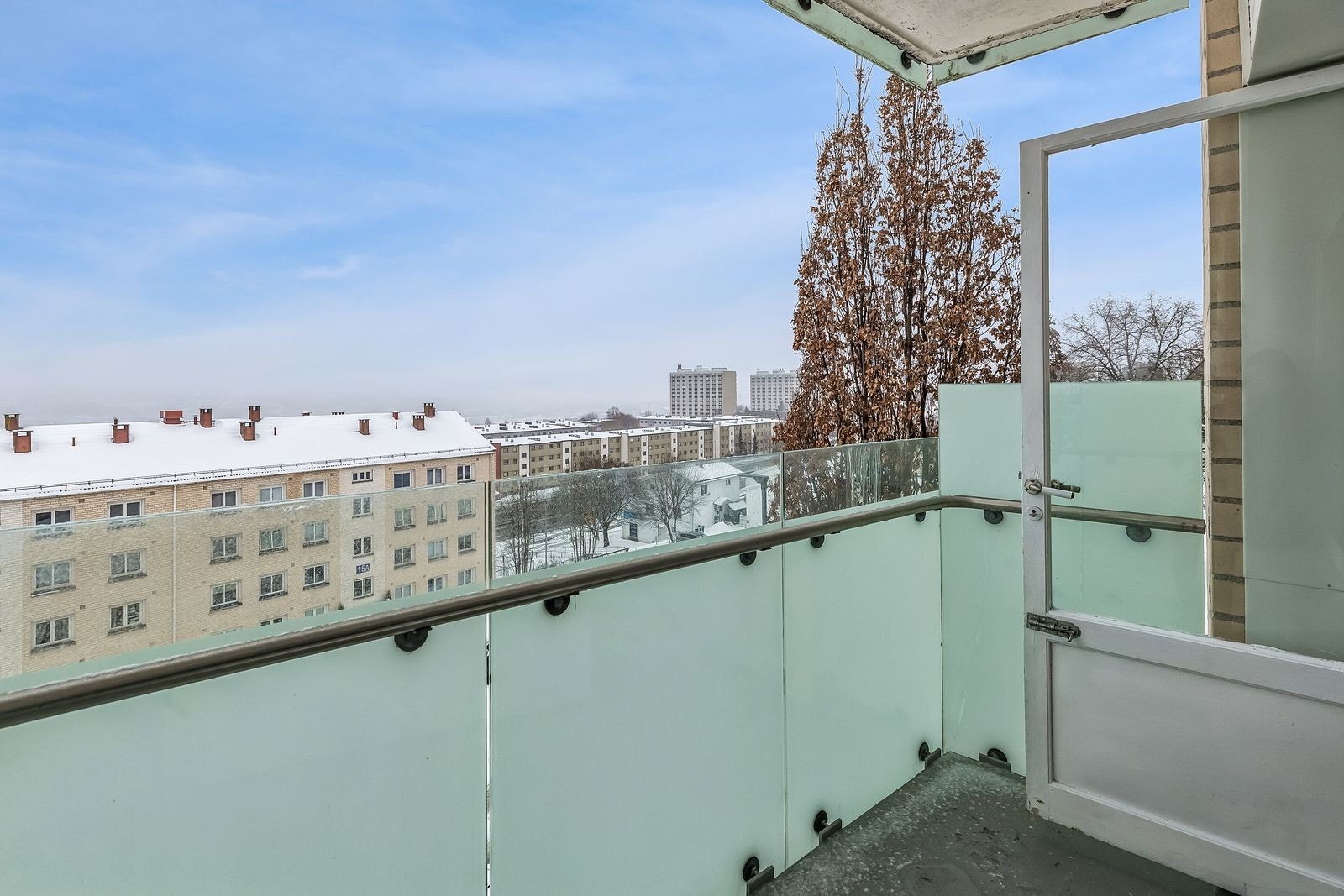 Koselig balkong med god utsikt i flere retninger. Galleribilde