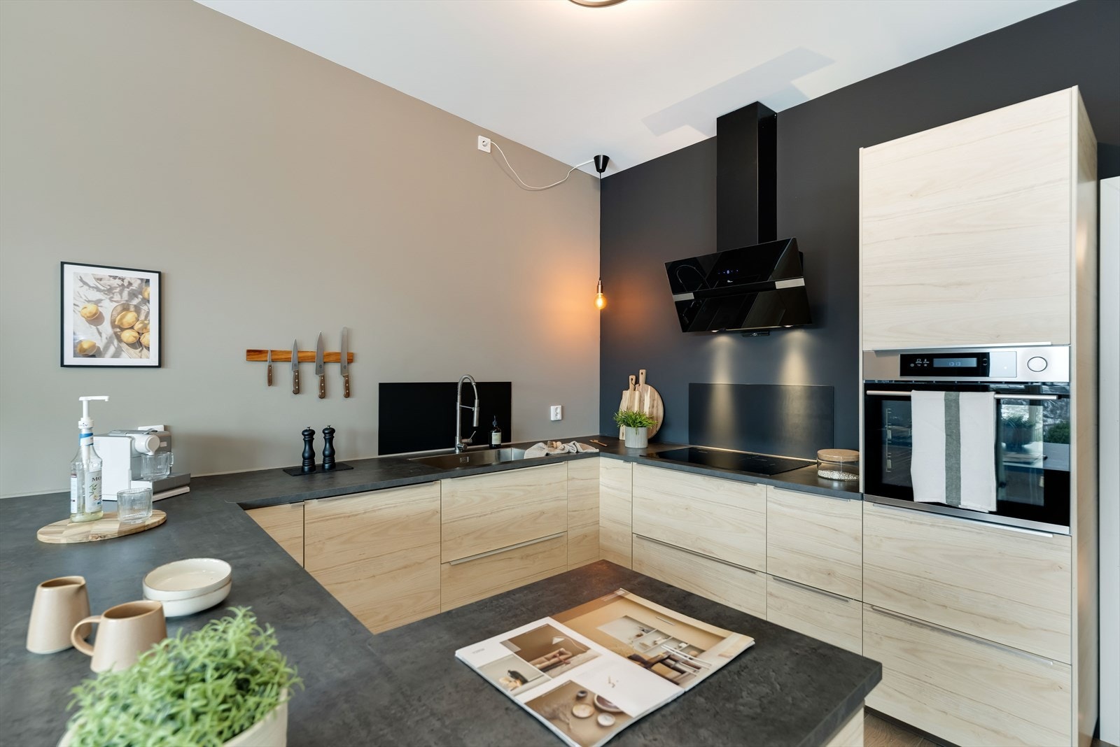 Moderne og stilfullt kjøkken med slette fronter, god benkeplass og godt med skap- og skuffeplass. Galleribilde