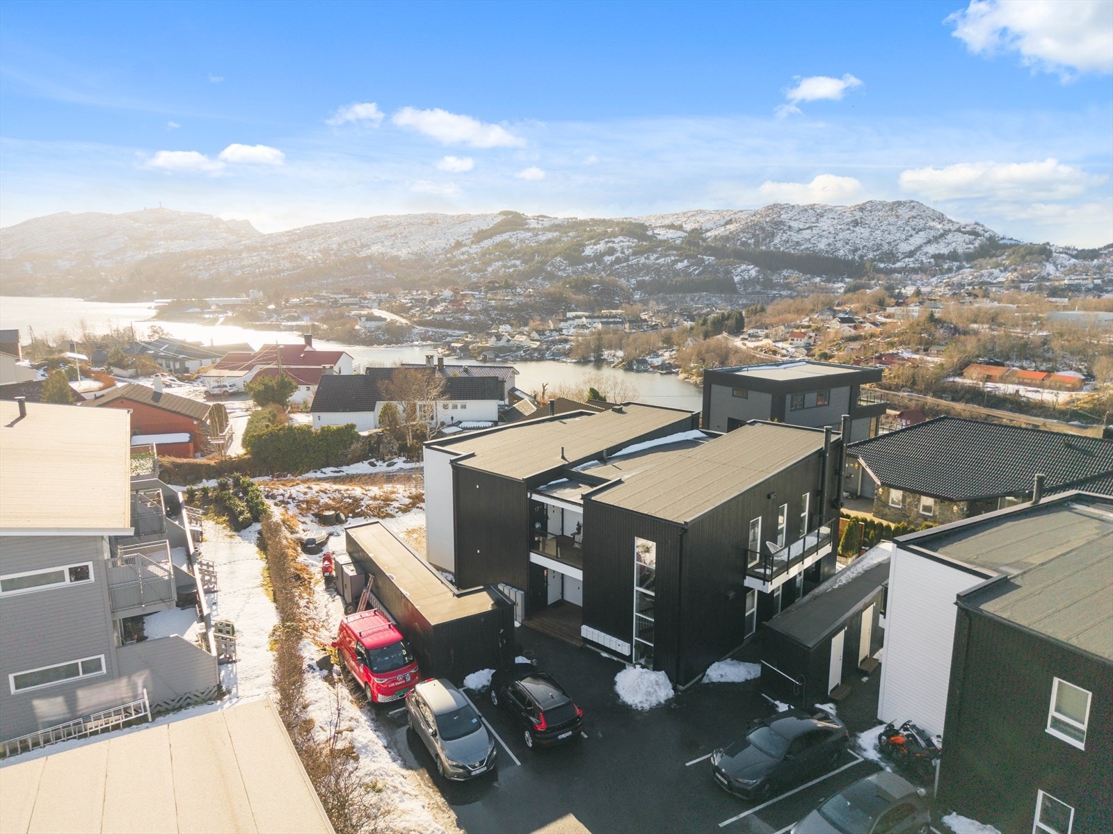 Leiligheten ligger i 2. og øverste etasje og har fast parkeringsplass utenfor. Galleribilde
