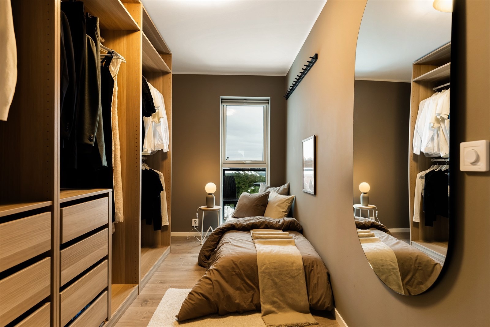 Soverom 3 med praktisk garderobeløsning. Meget delikat fargevalg. Galleribilde