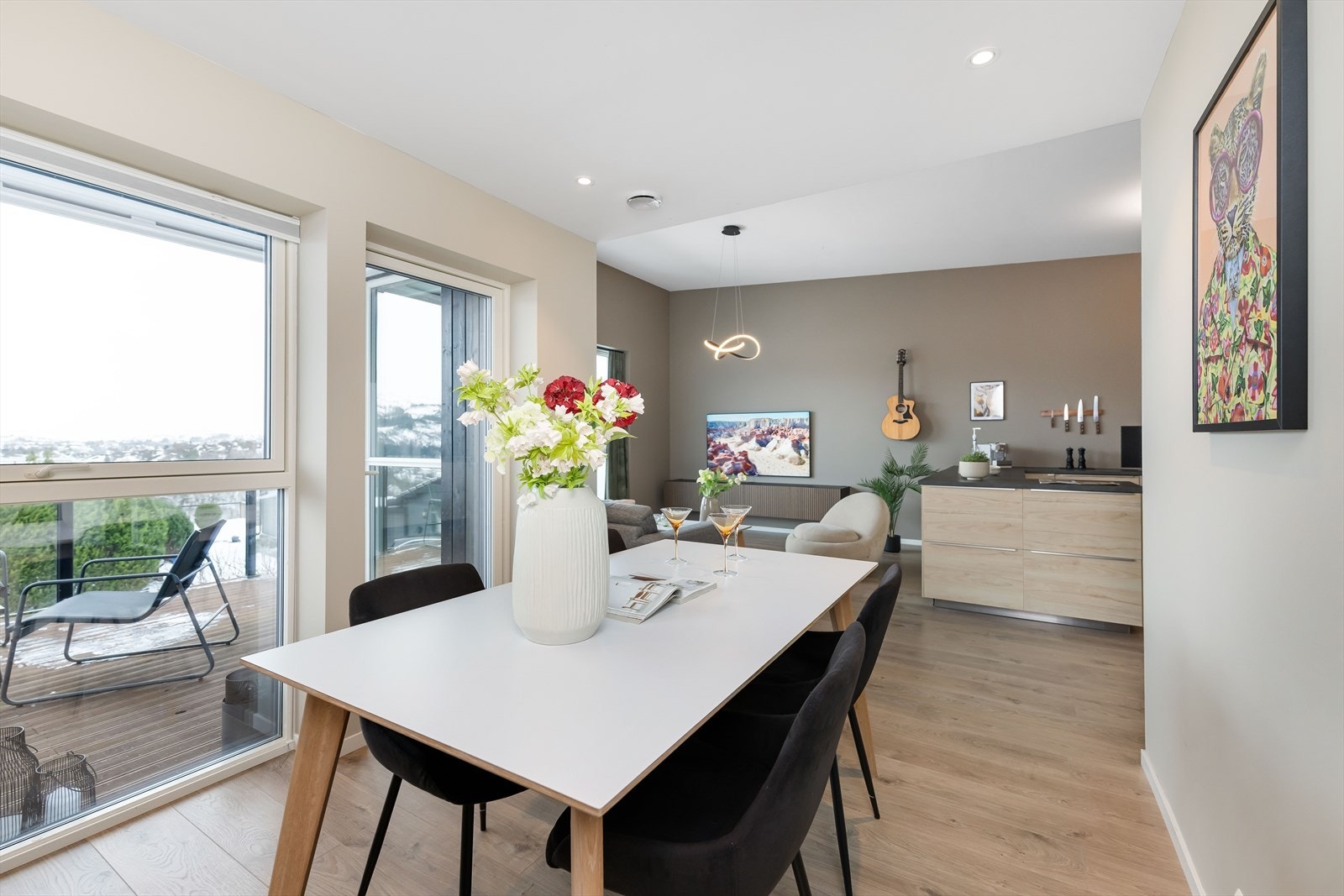 Romslig spiseplass med god plass til spisebord og større selskap. Galleribilde