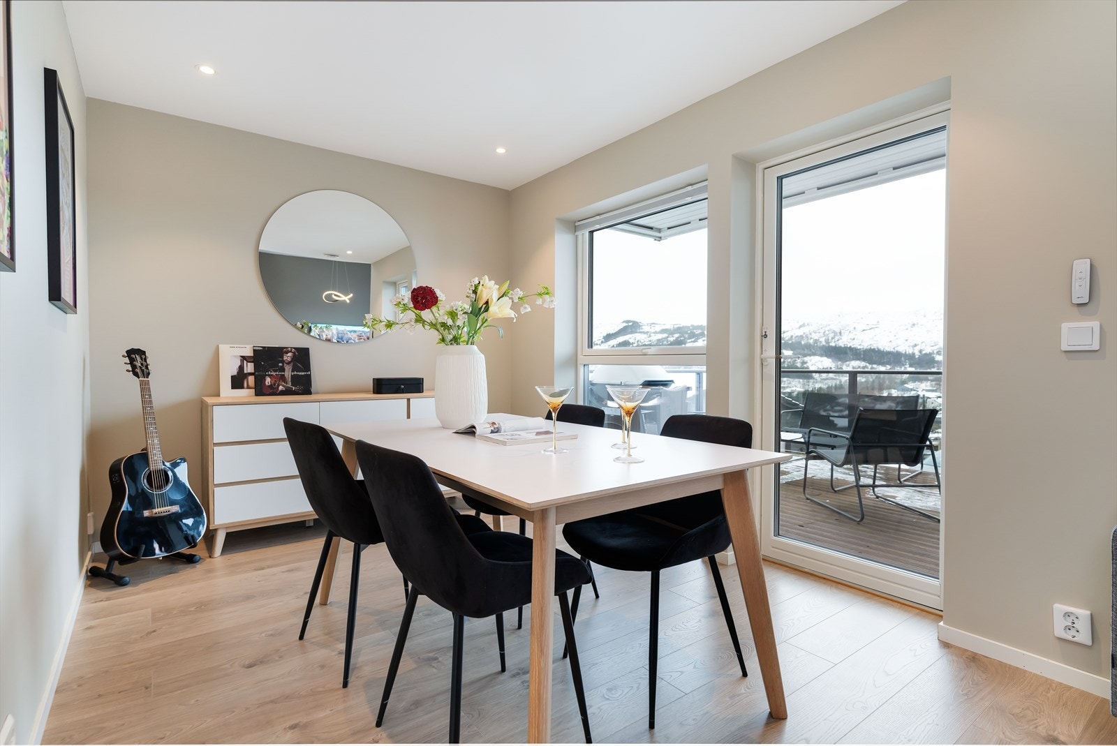 Spisestue med direkte utgang til balkong som gir en naturlig forlengelse av oppholdsrommet. Galleribilde