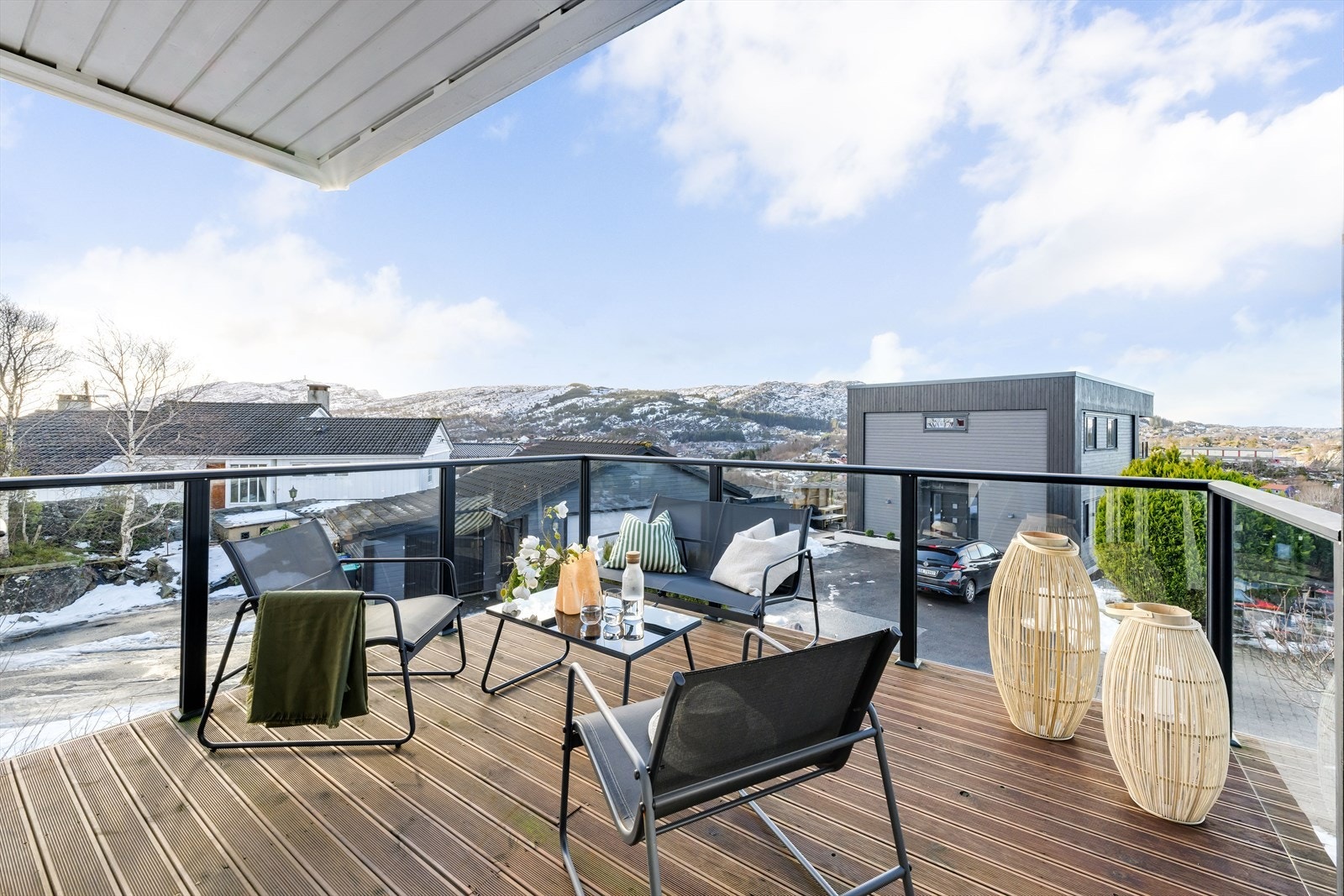 Balkongen har fin utsikt og glassrekkverk som gir et åpent og moderne uttrykk. Galleribilde