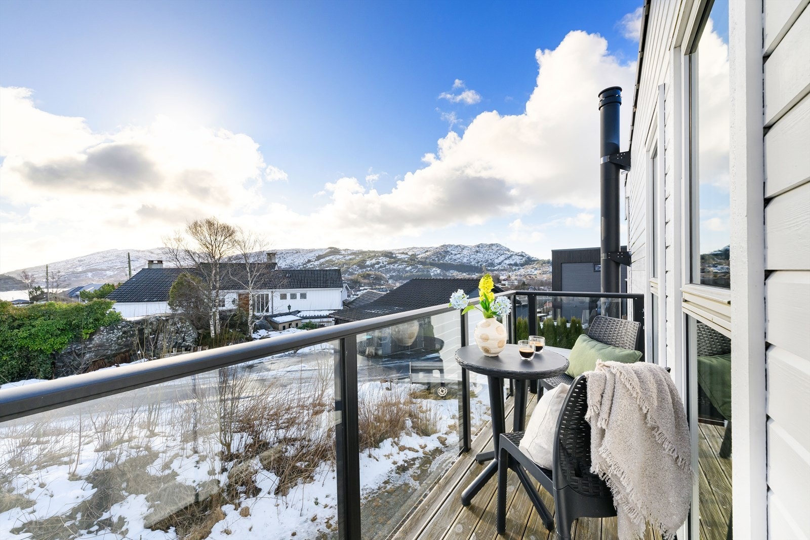 Balkongen har flott utsikt ut over nærområdet og lar deg nyte morgensolen. Galleribilde