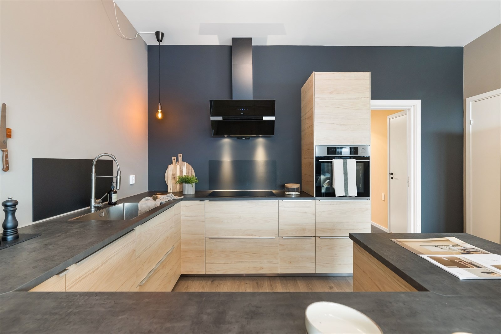 Stekeovn montert i god arbeidshøyde. Galleribilde