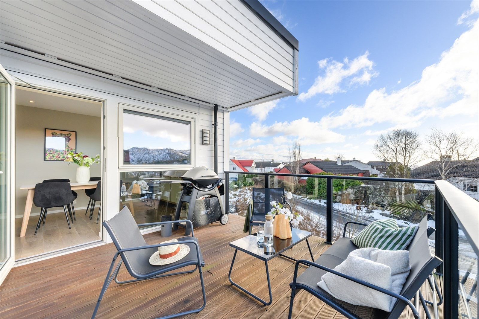 Stor, solrik balkong med god plass til både sittegruppe og grill - en sosial uteplass i direkte tilknytning til oppholdsrommet. Galleribilde