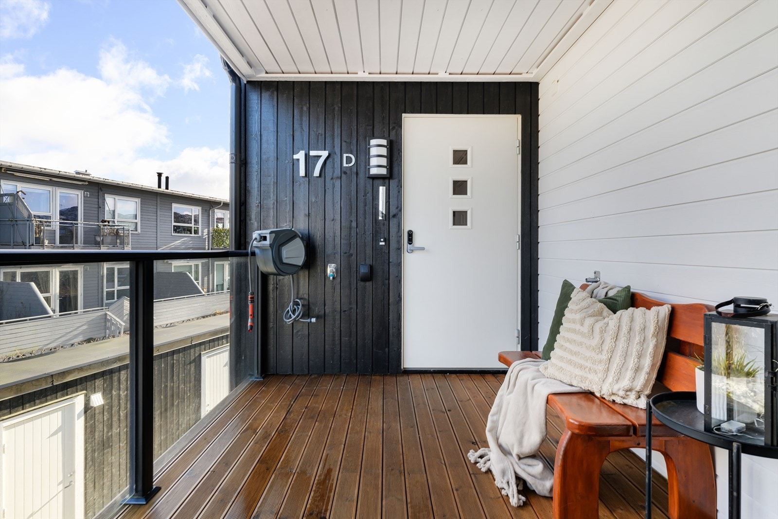 Overbygd og innbydende inngangsparti med plass til eventuell møblering og beplantning. Utvendig vannslange er montert. Galleribilde