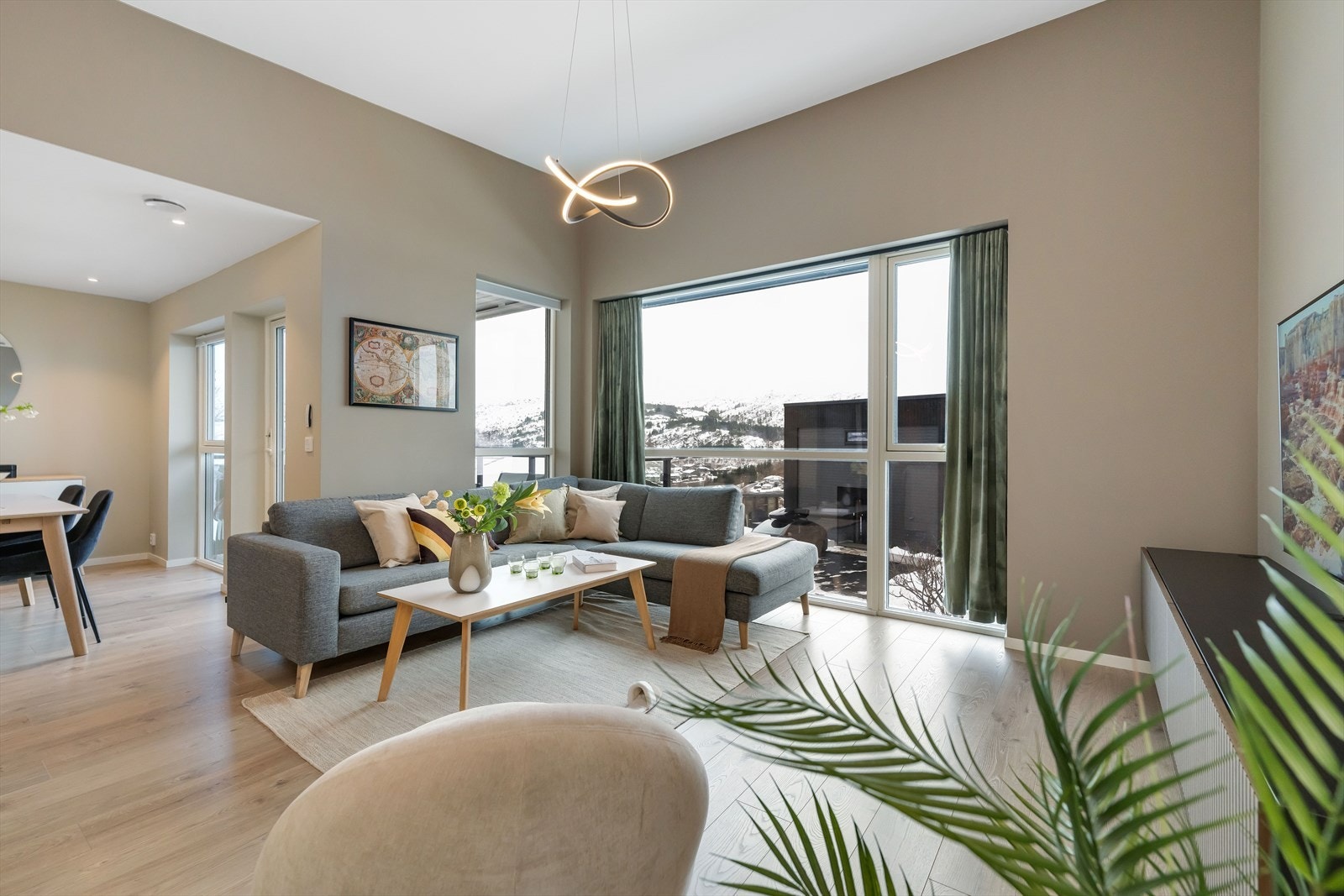 Lys og trivelig leilighet beliggende i øverste etasje. Attraktiv og sentral beliggenhet på Straume. Galleribilde