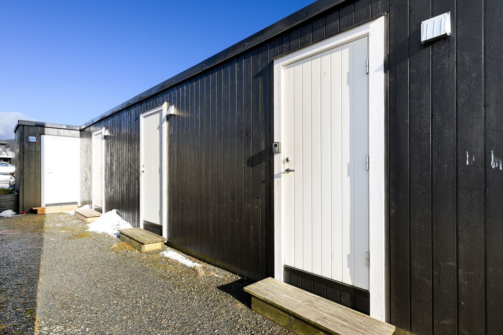 Praktisk ekstern bod på 4,9 m²med lagringsplass for diverse. Galleribilde