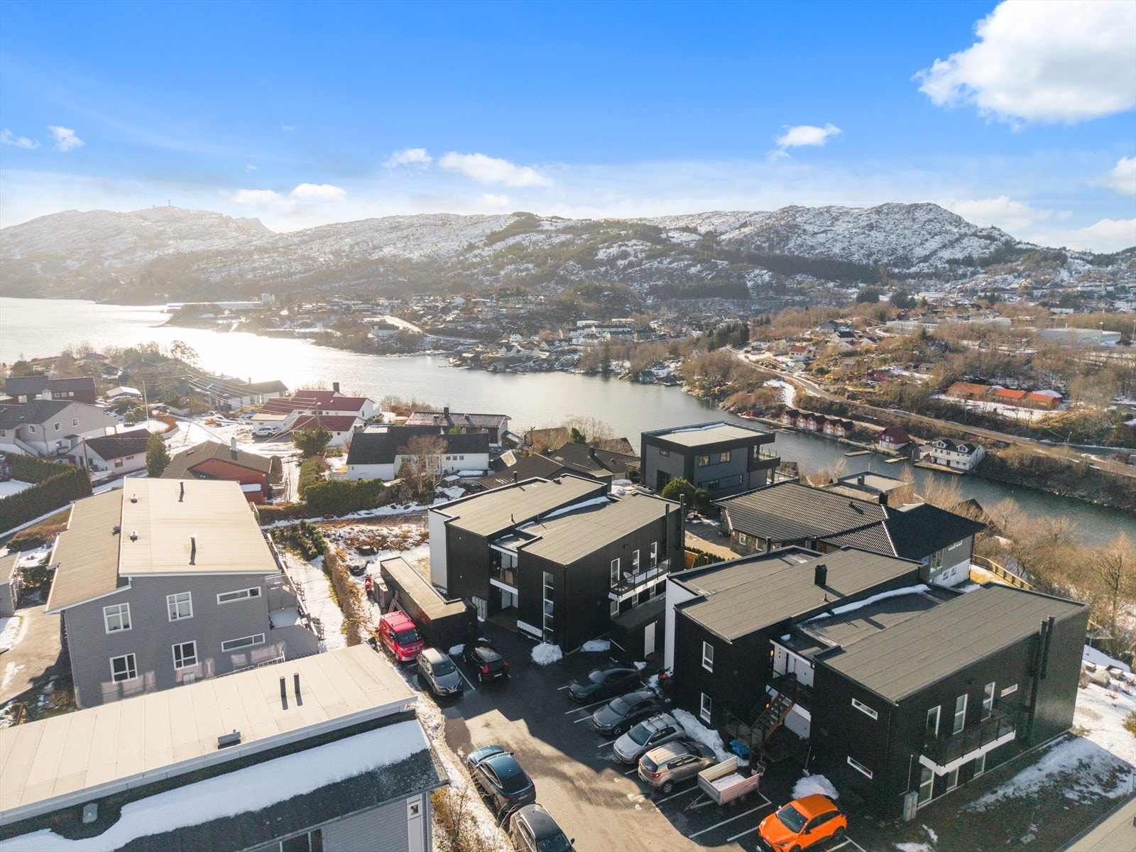 Hver leilighet disponerer en parkeringsplass. I tillegg er det 4 gjesteparkeringsplasser. Galleribilde