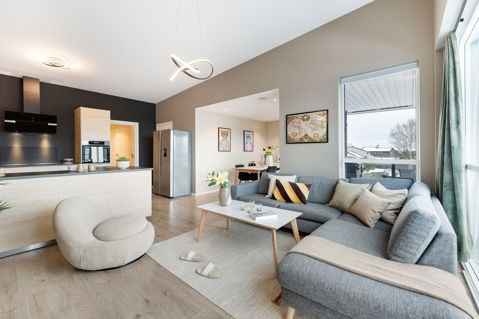 Romslig stue med god takhøyde og store vindusflater som gir godt med naturlig lys inn. Galleribilde