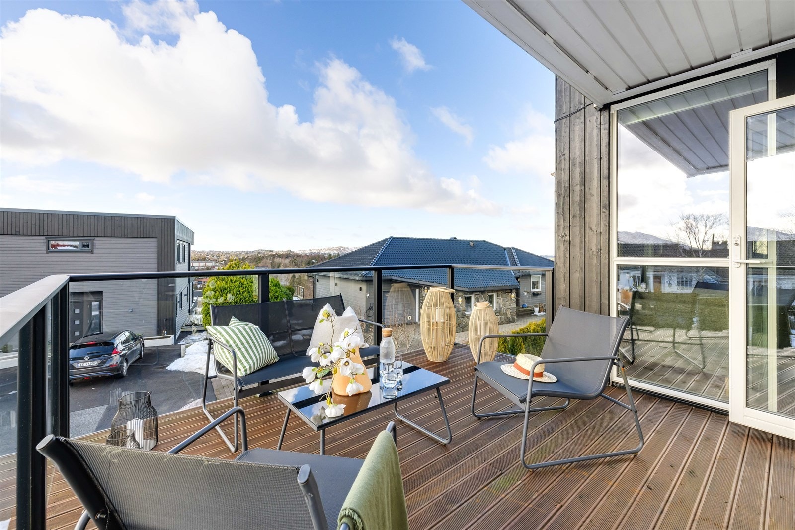 Selger opplyser om gode solforhold på balkongen Galleribilde