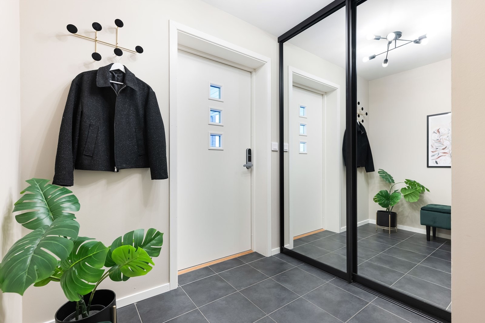 Stor, praktisk skyvedørsgarderobe med speilfronter Galleribilde