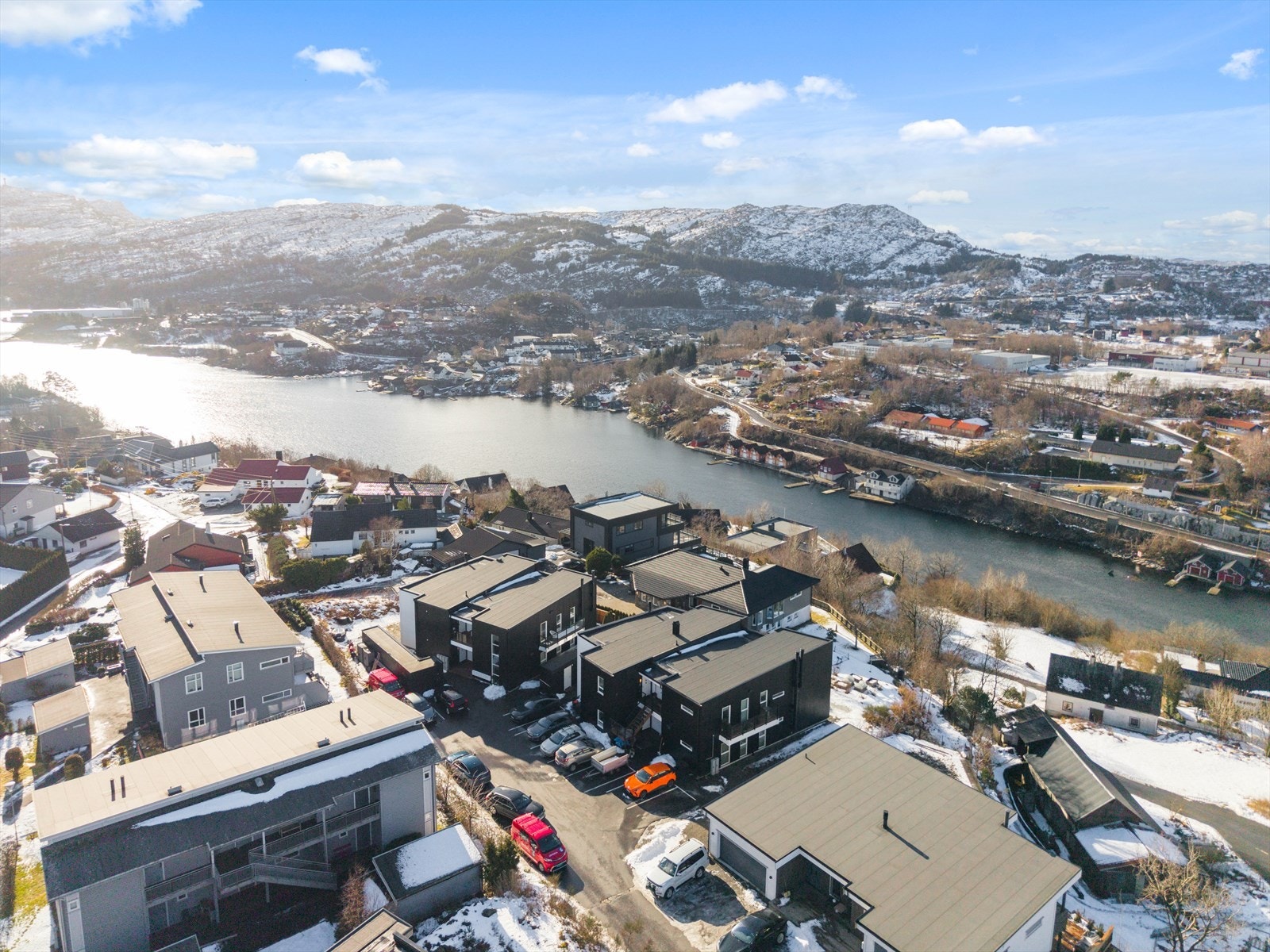 Med gangavstand til Straume og Thon Senter Sartor, har du alt av fasiliteter innenfor kort avstand Galleribilde