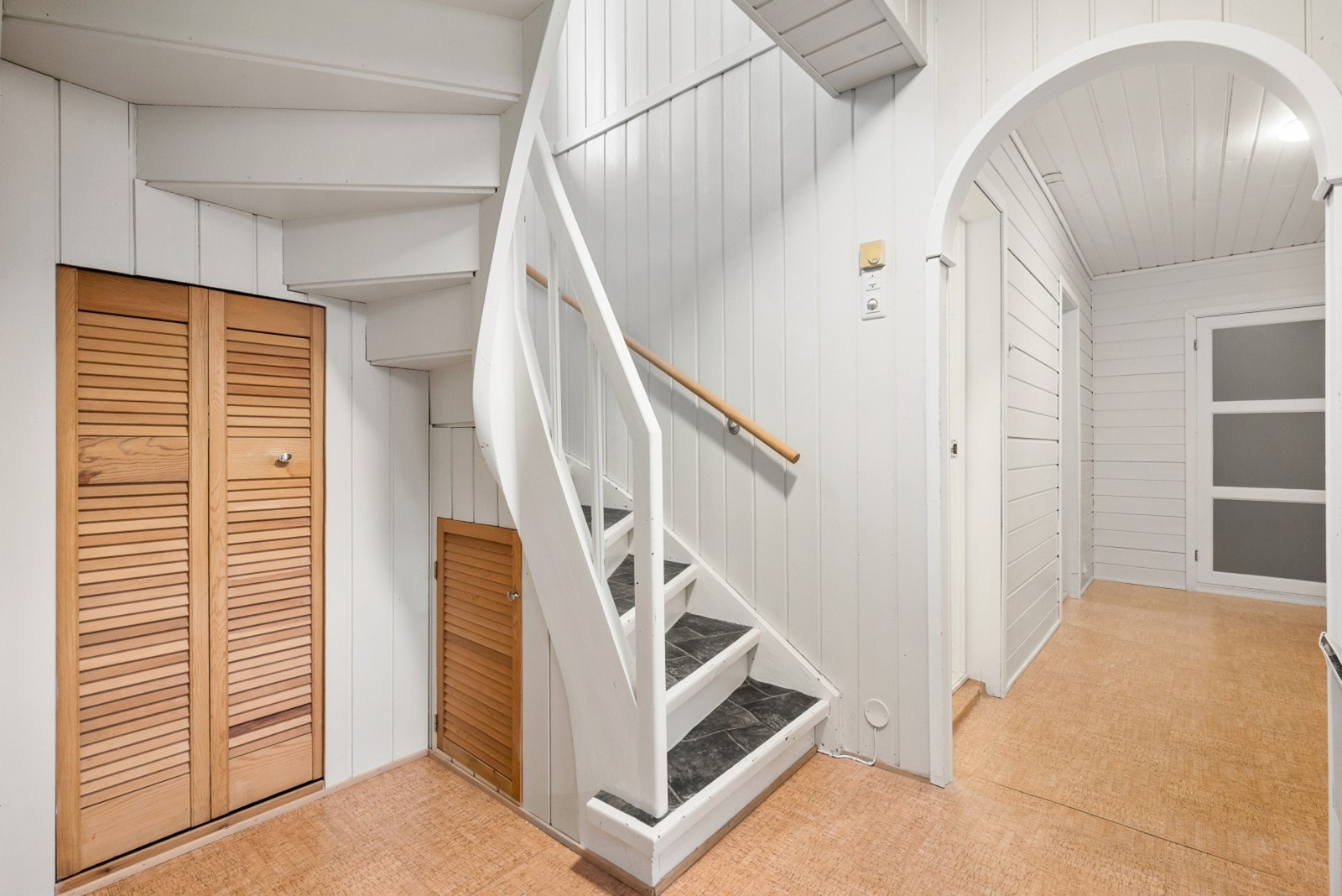 Kjelleren har god takhøyde, og inneholder for øvrig fire boder. Galleribilde