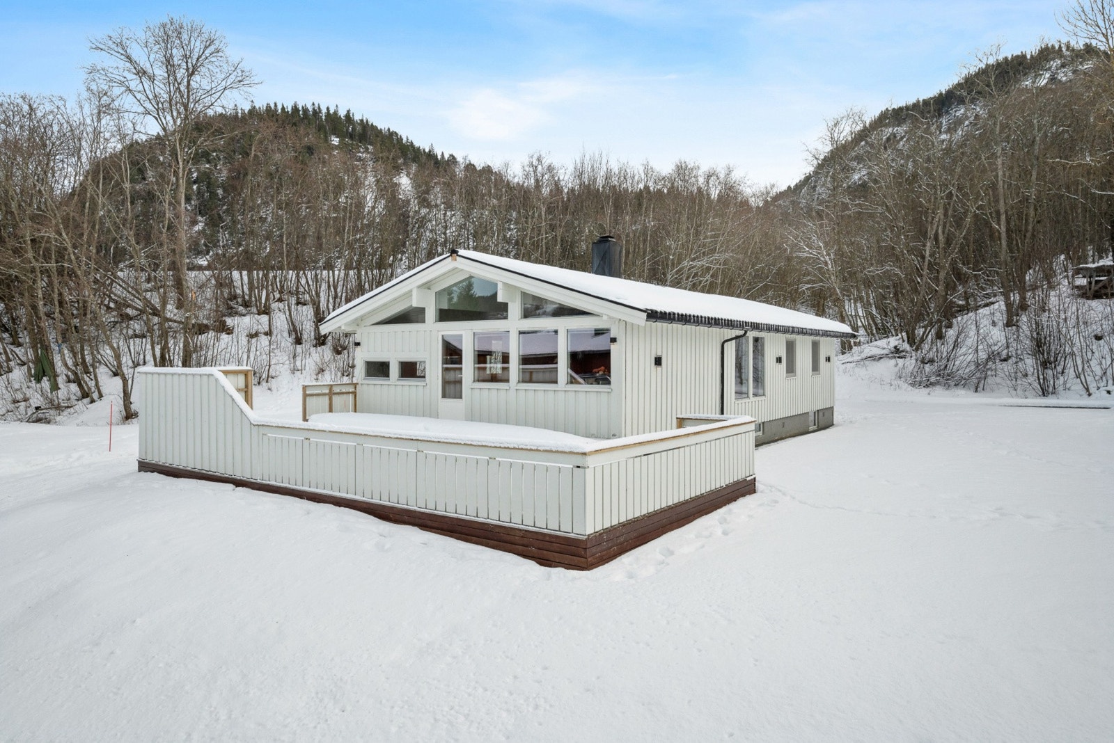 Eiendommen er på hele 1.483 kvm. Hagen ble i 2021 opparbeidet med planering og ny plen. Galleribilde