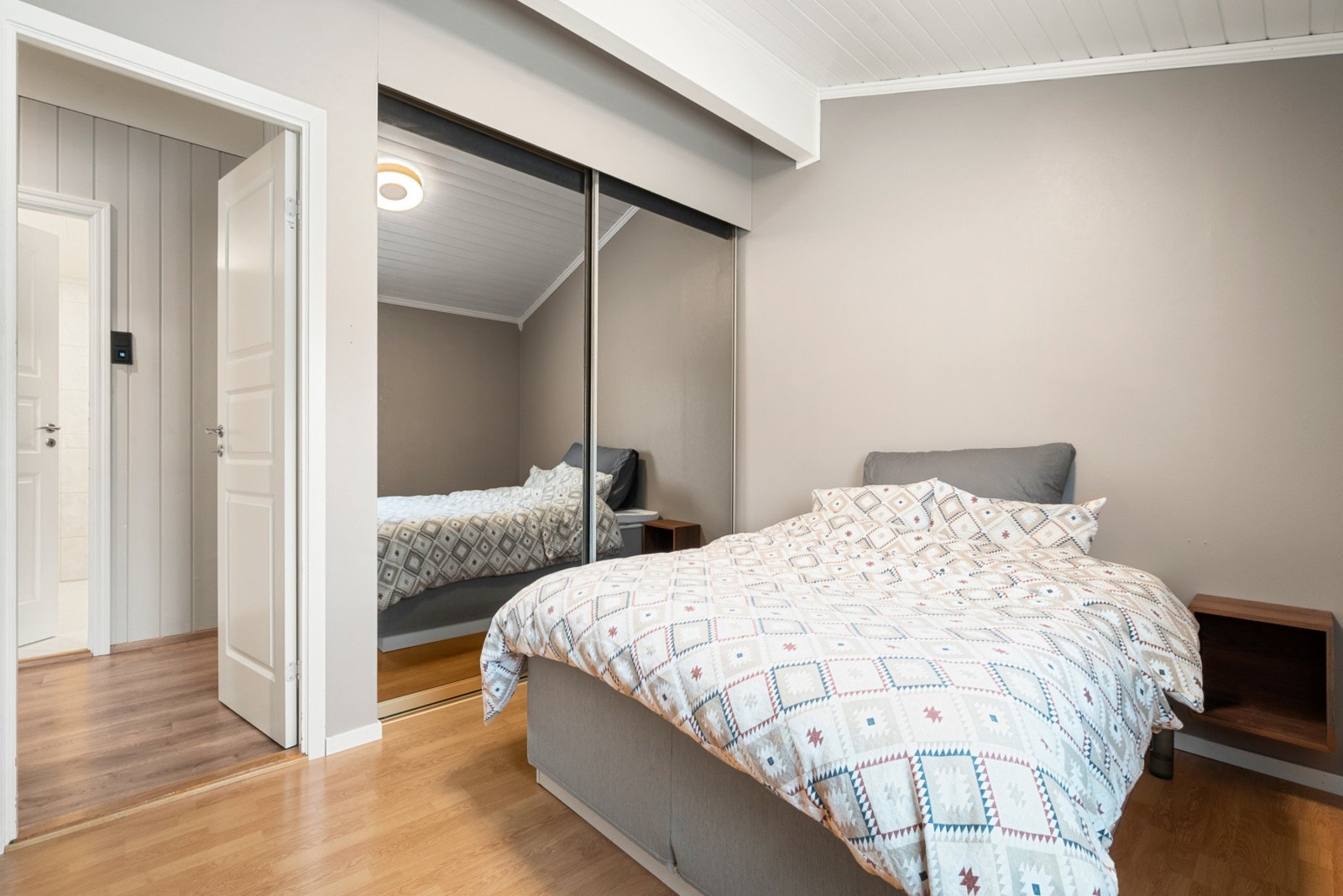 Boligen inneholder tre soverom, ale i 1. etasje. Hovedsoverommet er på ca. 12 kvm. Galleribilde