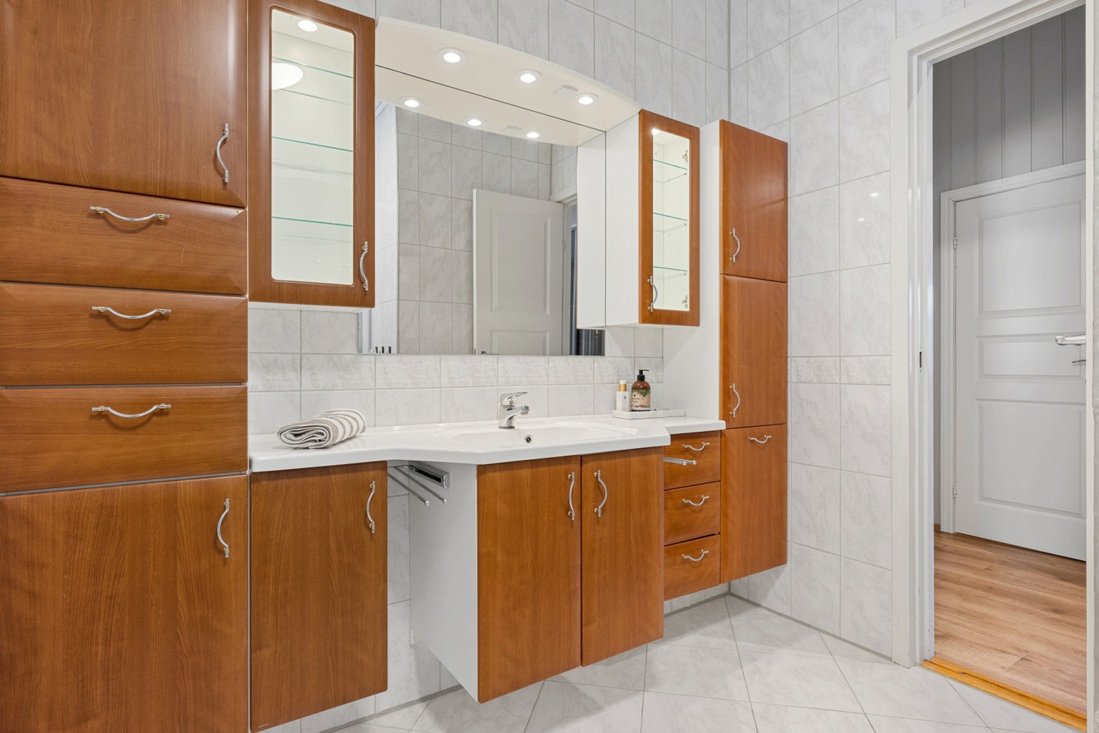 Her er det ei romslig innredning med servant, toalett og nytt dusjkabinett i 2016. Galleribilde