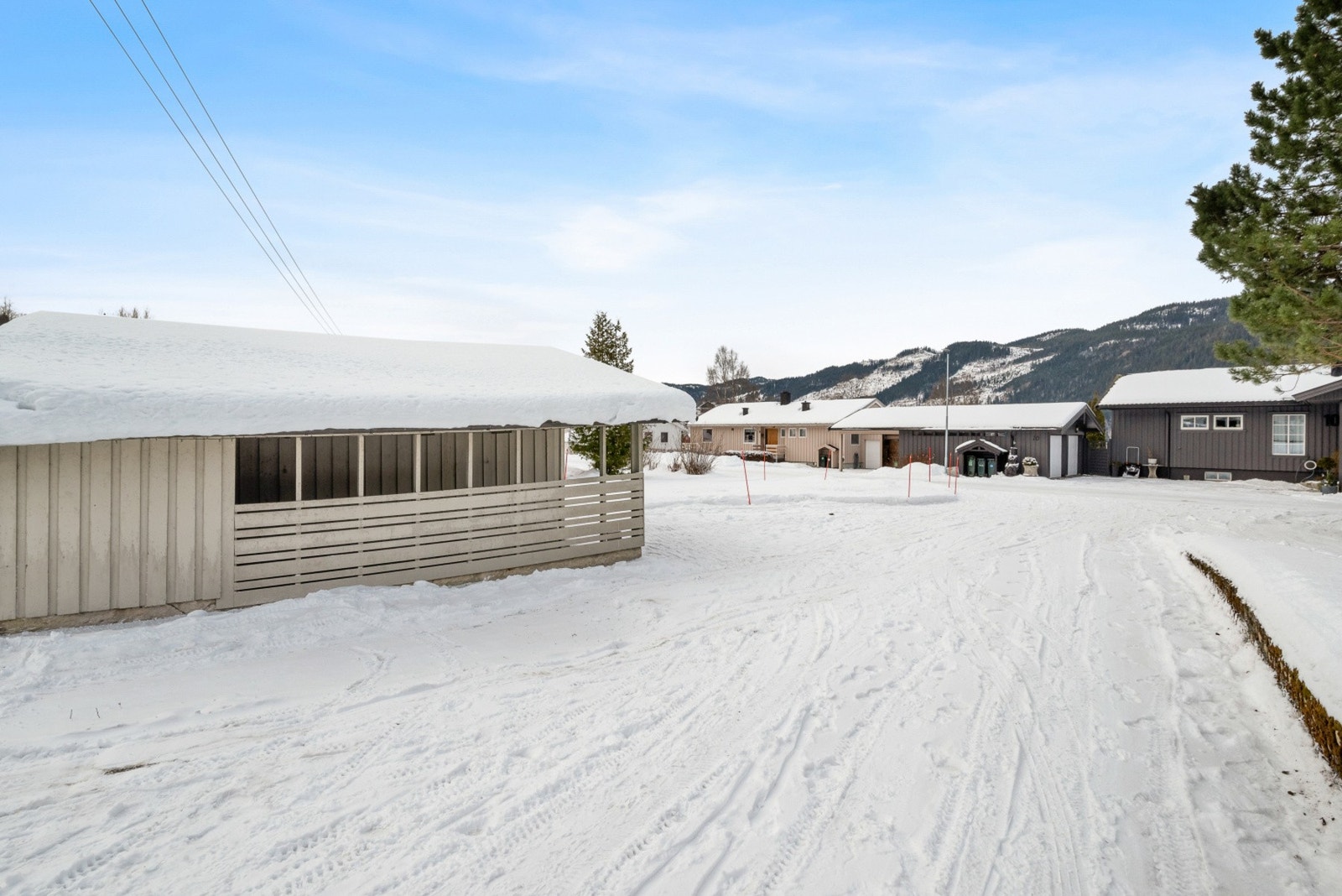 Det er parkering i garasje, samt. rikelig med plass i egen gårdsplass. Galleribilde