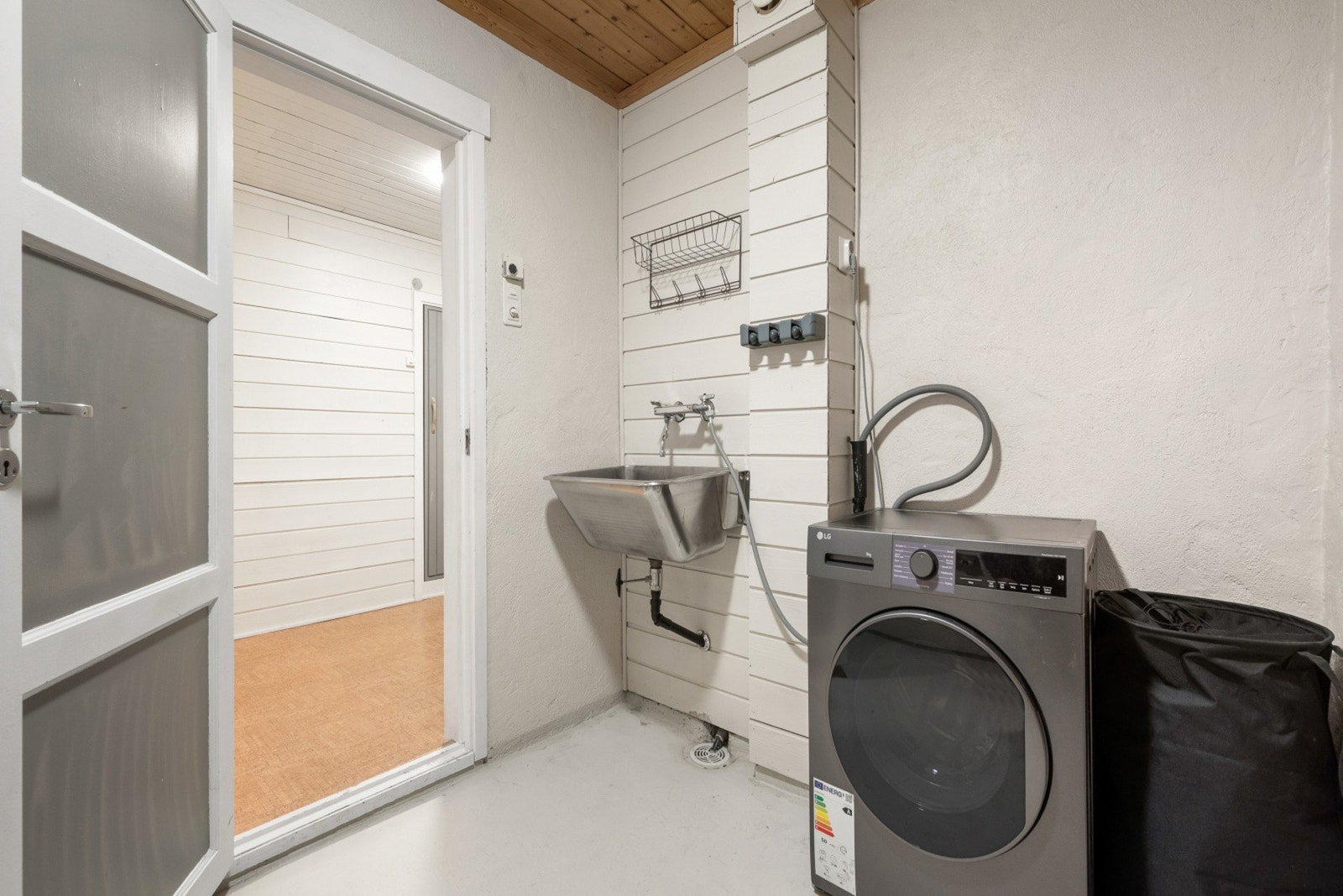 Kjelleren har også vaskerom med eget inngang. Drenering er utført i 2013. Galleribilde