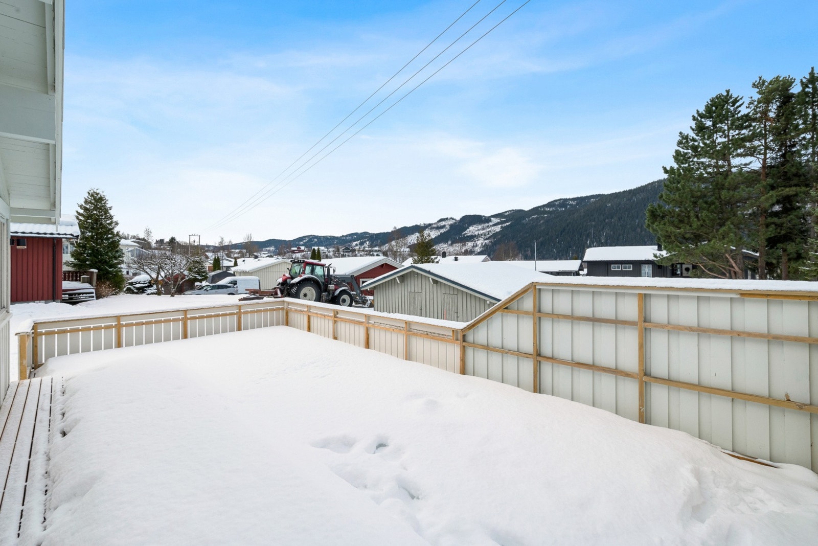 Fra stua er det utgang til en romslig terrasse med videre adkomst til gårdsplass og plen. Galleribilde