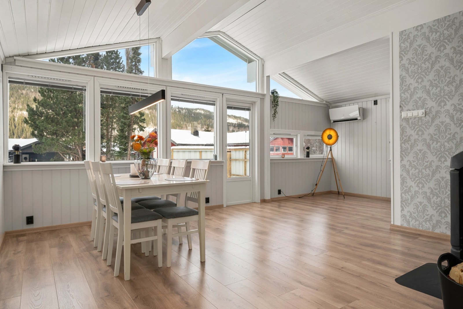 Stua byr på god takhøyde og store vindusflater. Godt oppholdsrom for hele familien. Galleribilde