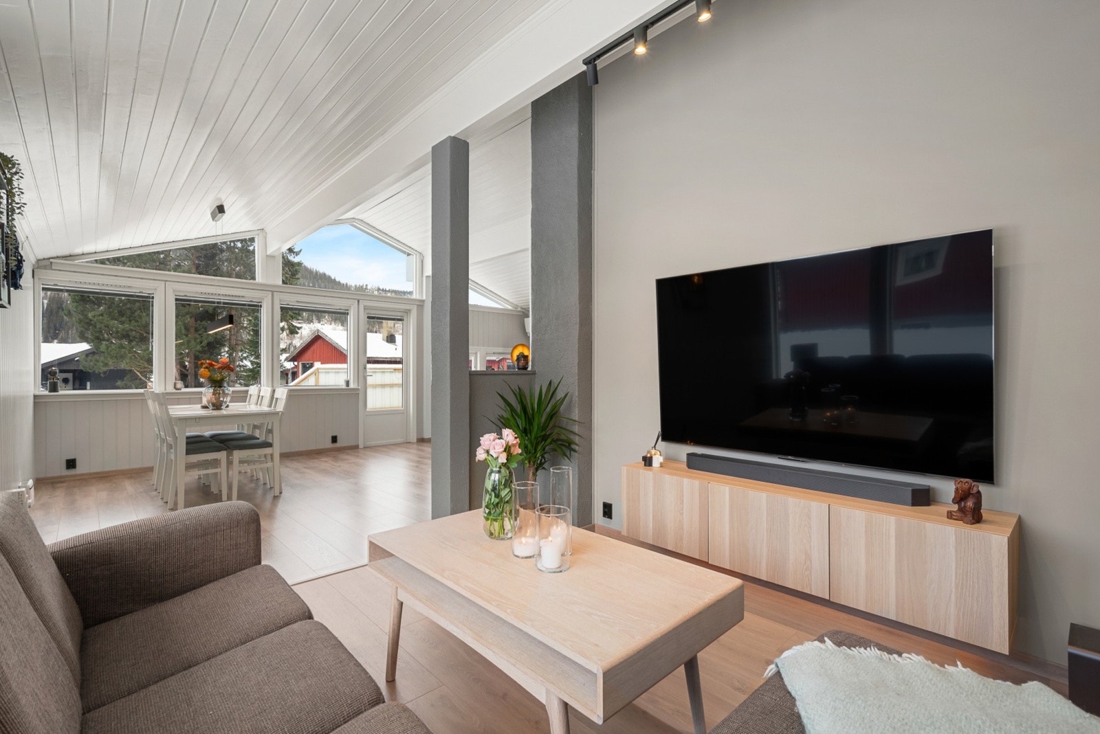 Boligen er oppført i 1976, og går over to plan. Galleribilde