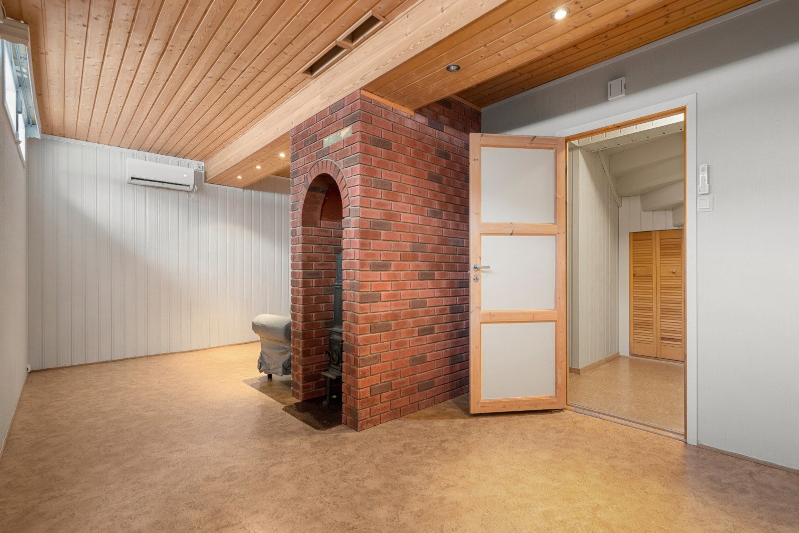 I kjelleren finner vi bl.a. et innredet rom på ca. 25 kvm med mange bruksmuligheter. Galleribilde