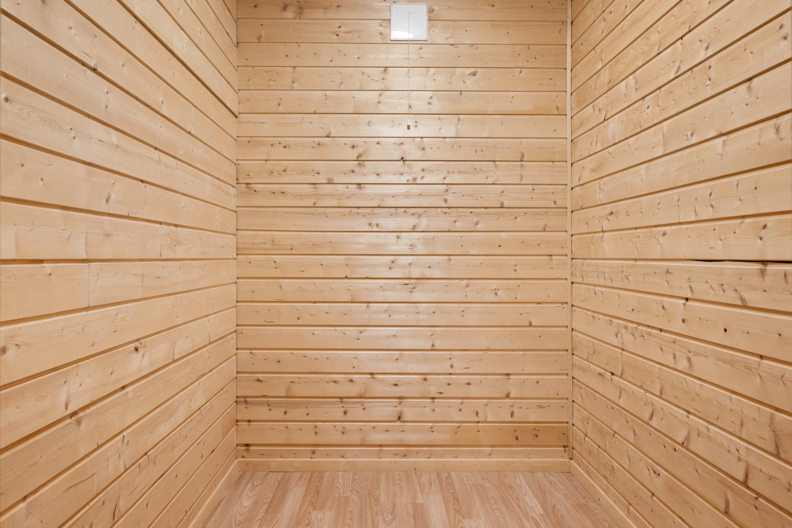 Kjelleren byr på godt med lagringsplass og disponible rom til hva man har behov for. Galleribilde