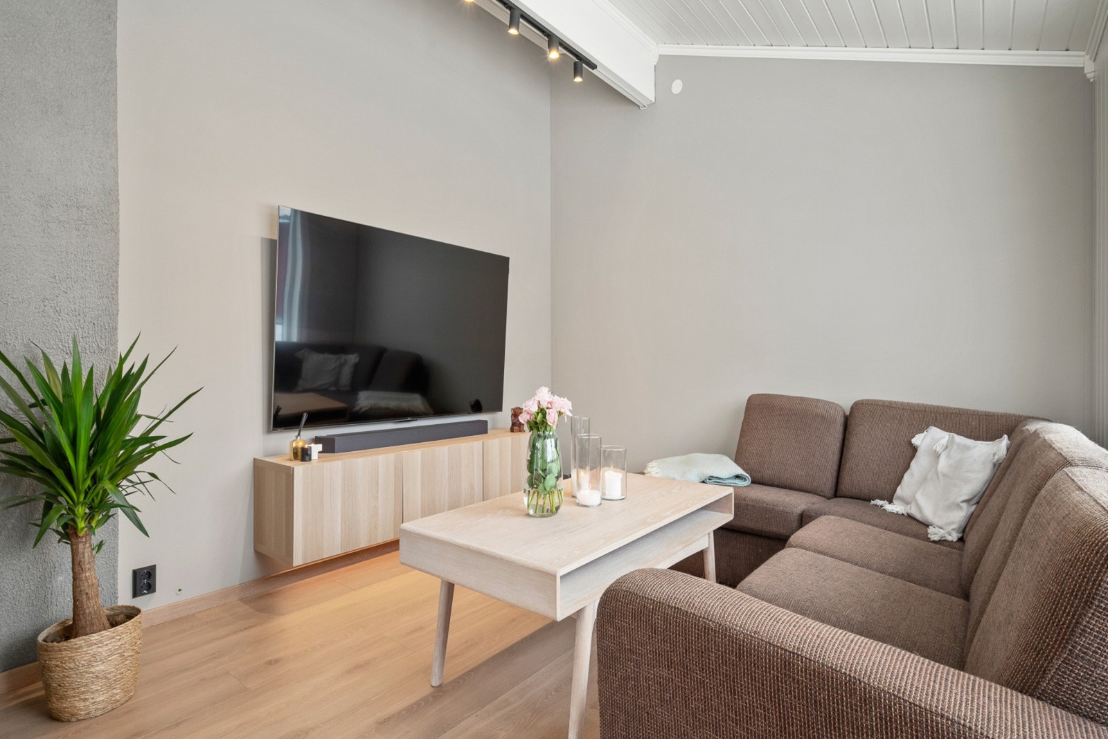 Stua har fått en hyggelig og lun tv-krok. Galleribilde