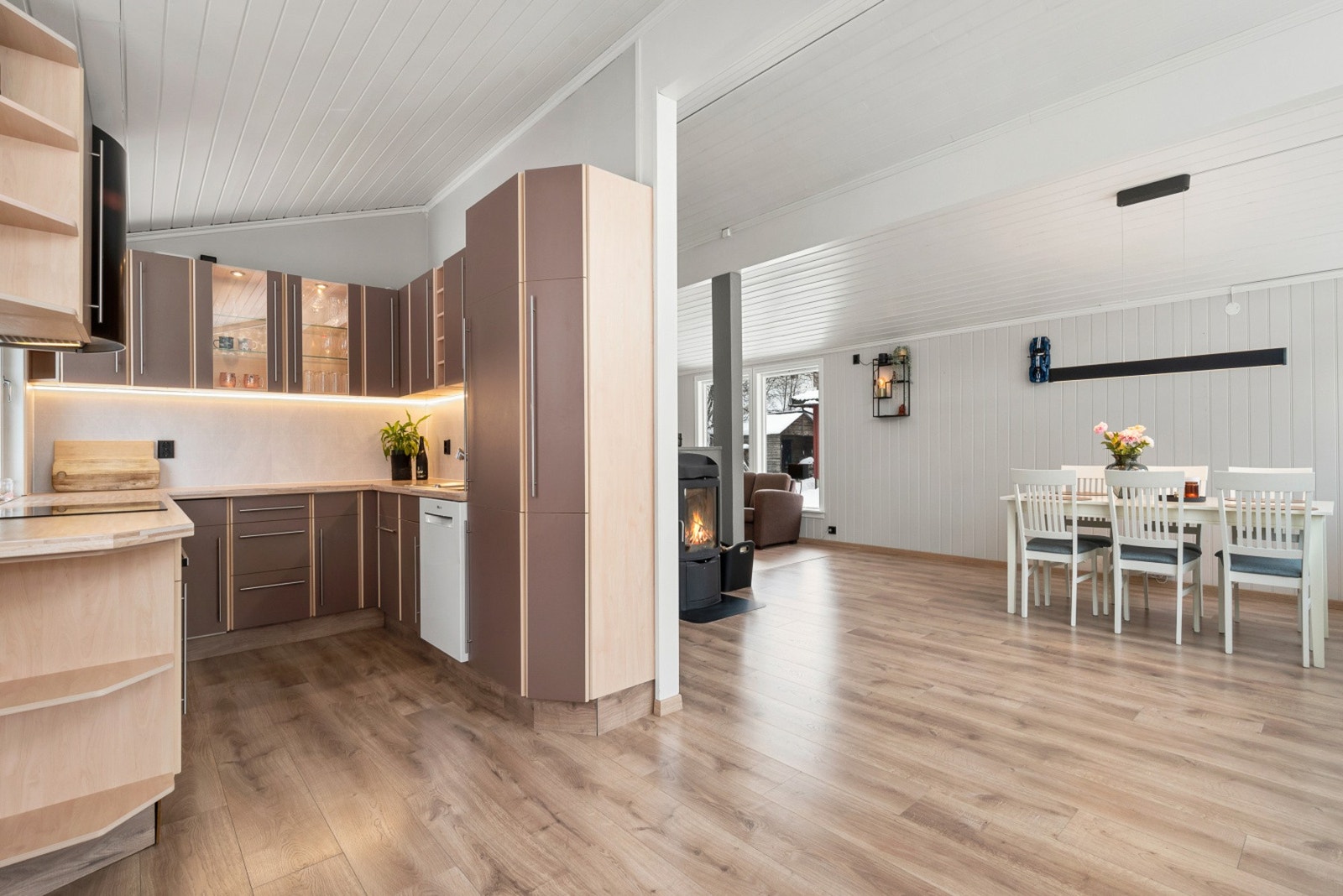 Ved kjøkkenet er det også åpen plass til spisebord. Galleribilde