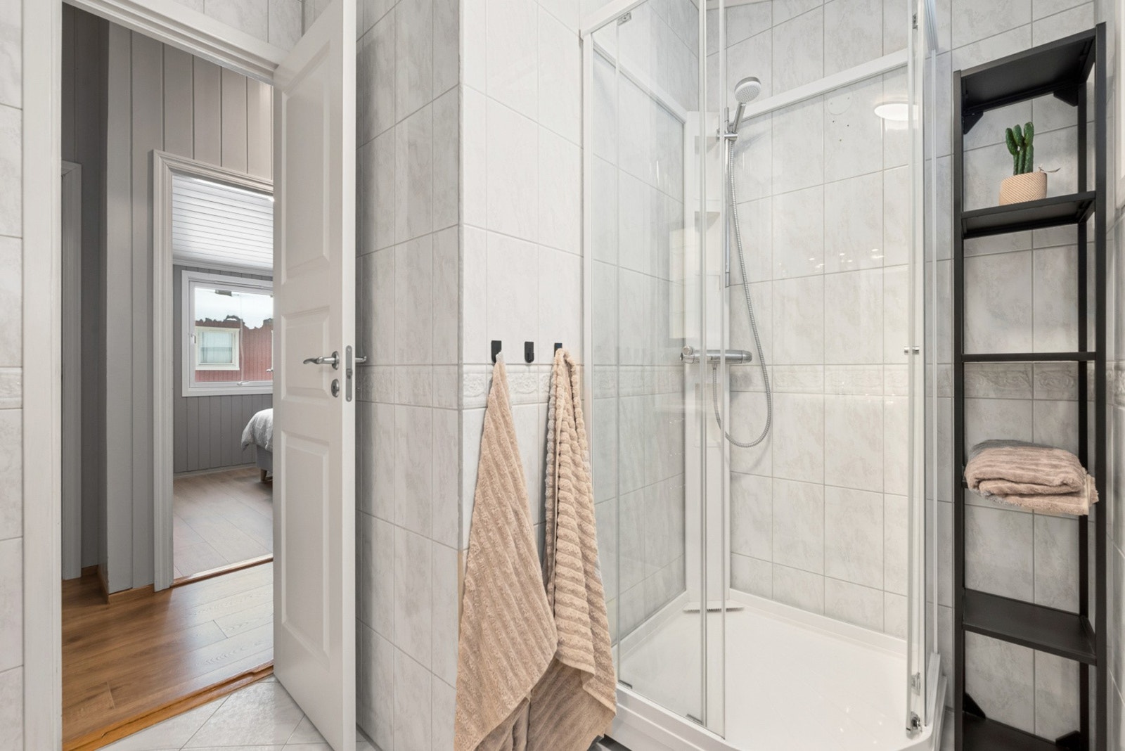 Badet ble oppgradert rundt 2005, og har også varmekabler i gulv. Galleribilde