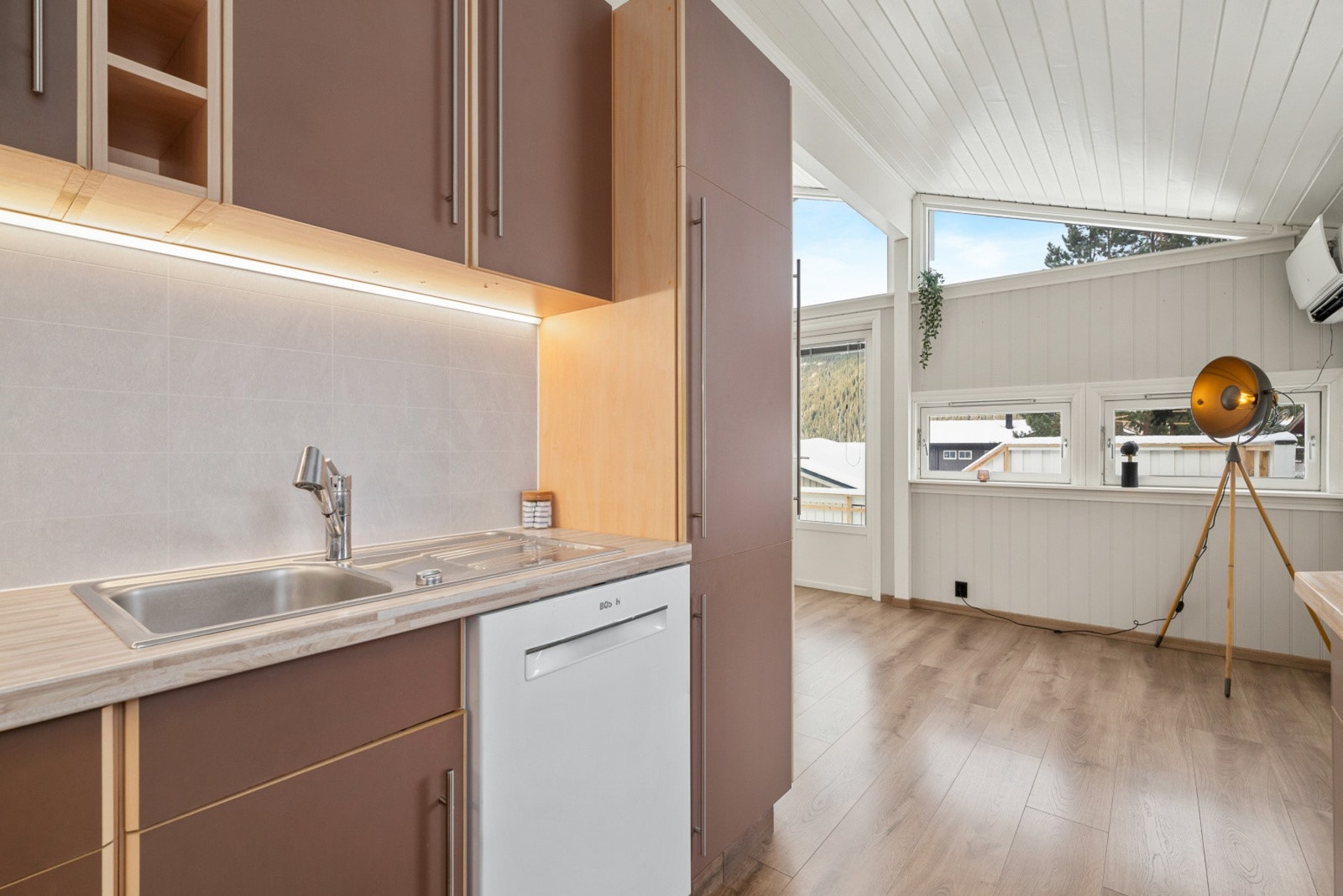 Kjøkkenet har innredning med integrert platetopp, stekeovn, kjøl- og fryseskap og oppvaskmaskin. Galleribilde