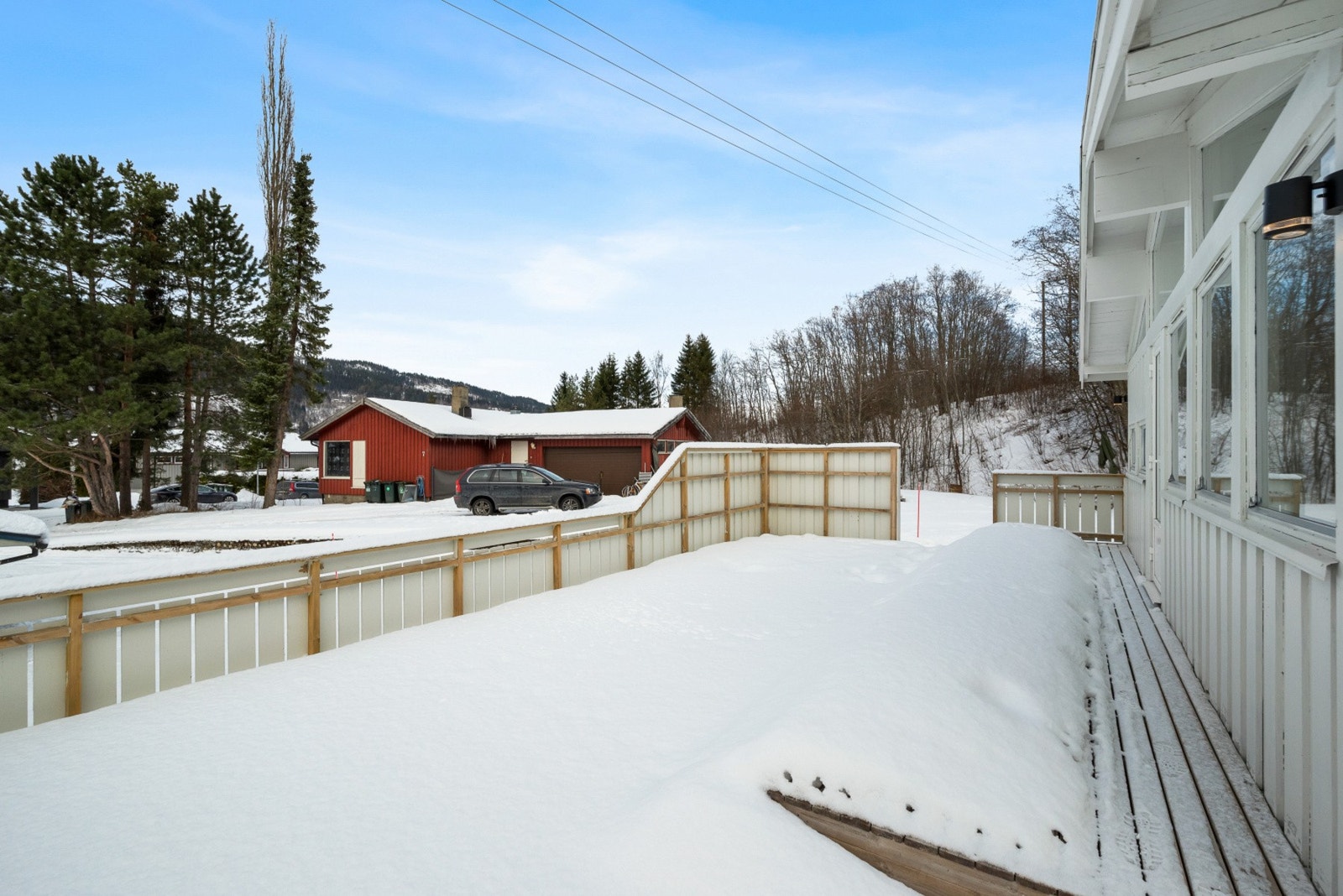 Terrassen er på hele 49 kvm og ligger med godt solforhold gjennom store deler av dagen. Galleribilde