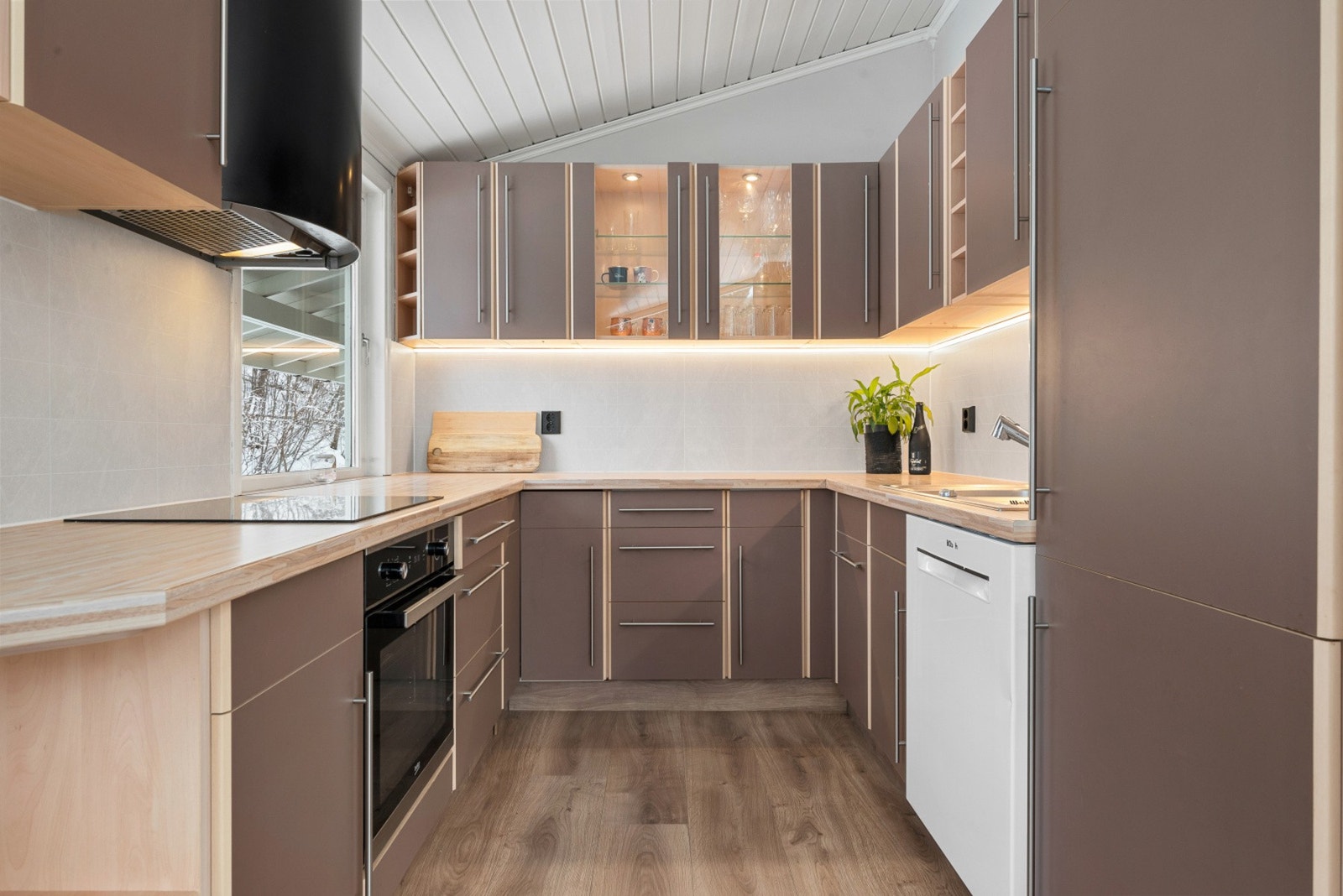 Kjøkkenet er oppgradert i senere tid og byr på godt med skap- og benkeplass. Galleribilde