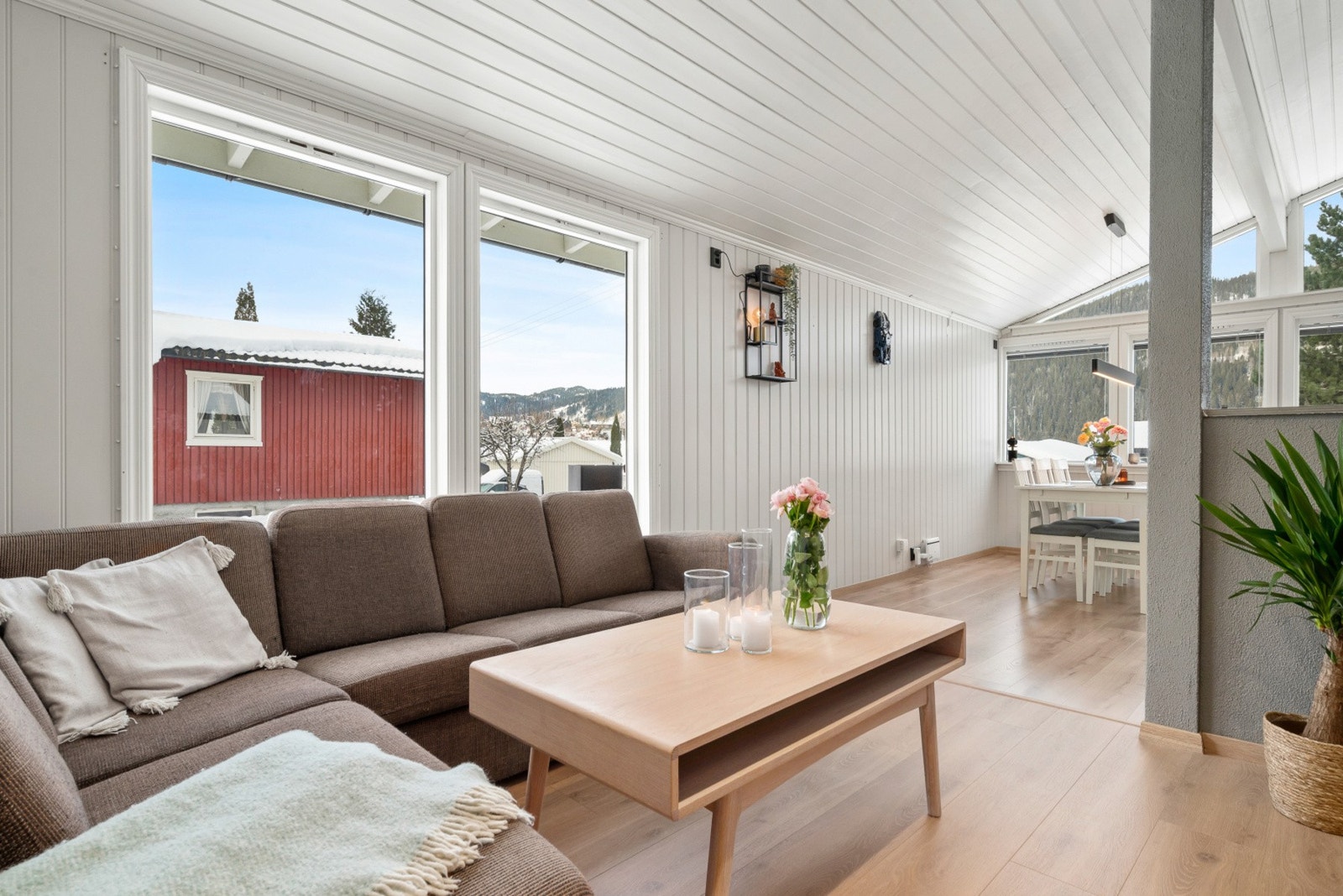 Stua har flere gode møbleringsmuligheter, og er oppgradert med nye overflater i 2025. Galleribilde