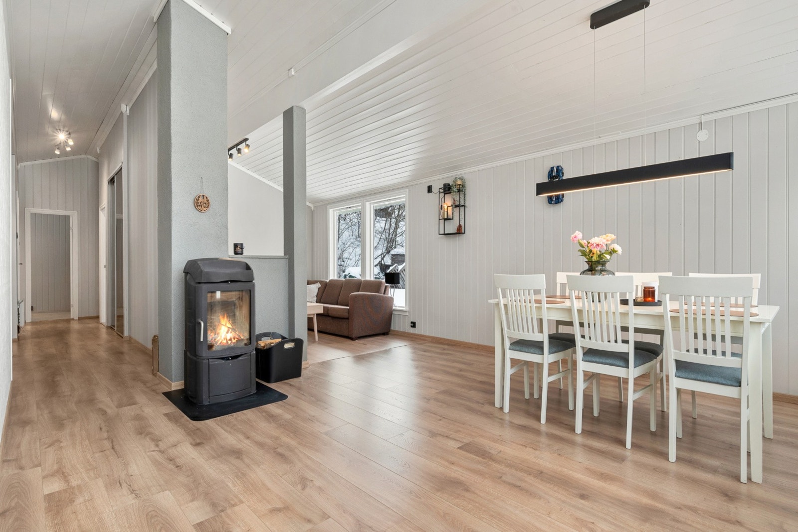 Det er installert vedovn og varmepumpe som gode oppvarmingskilder. Galleribilde