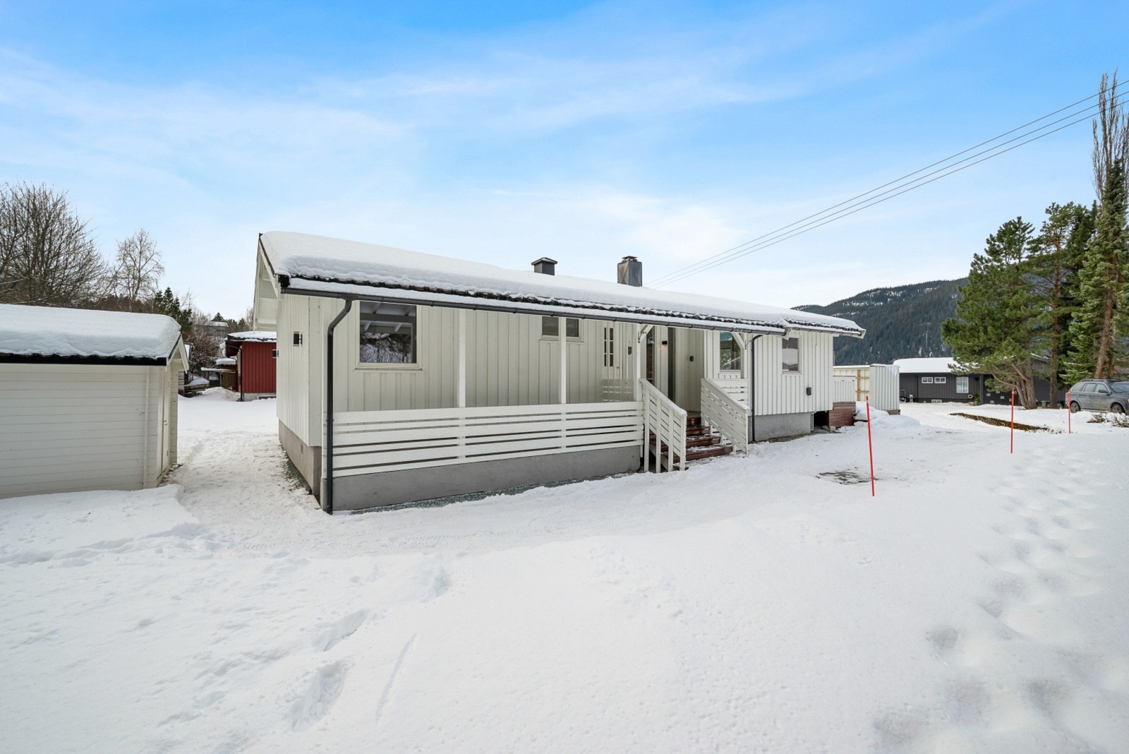 Boligen ligger innerst i blindgate, tilbaketrukket for trafikk og forbipasserende. Galleribilde