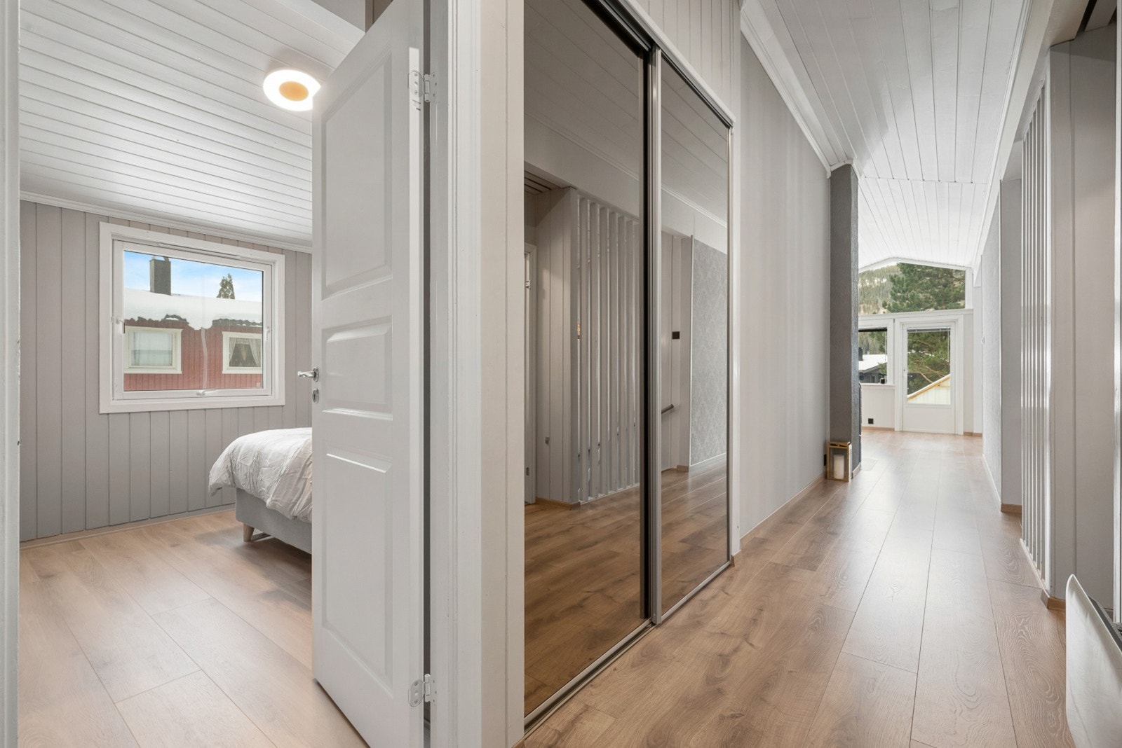 I gangen er det satt inn skyvedørsgarderobe for ekstra lagringsplass. Galleribilde