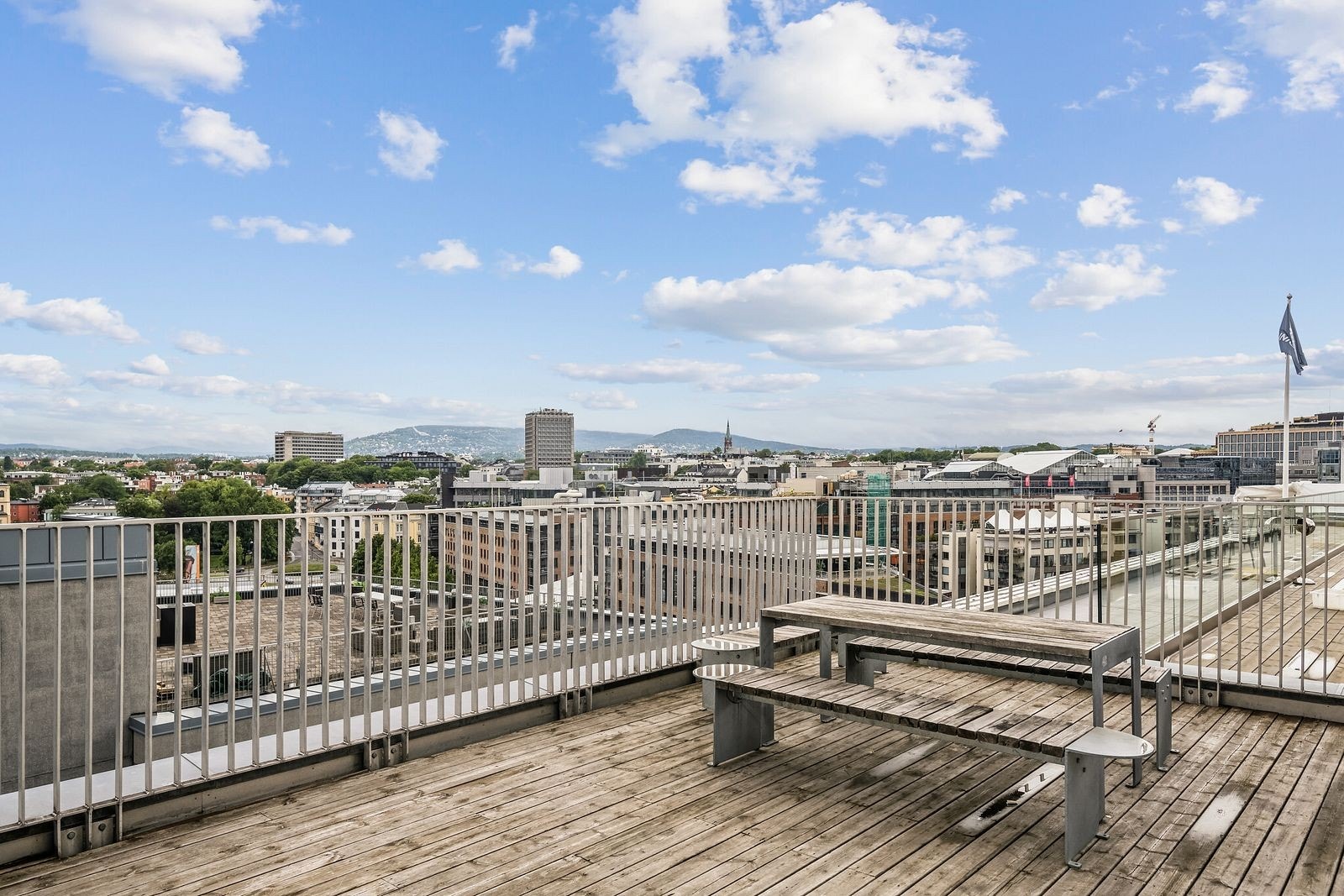 Stor felles takterrasse med utsikt og gode solforhold Galleribilde